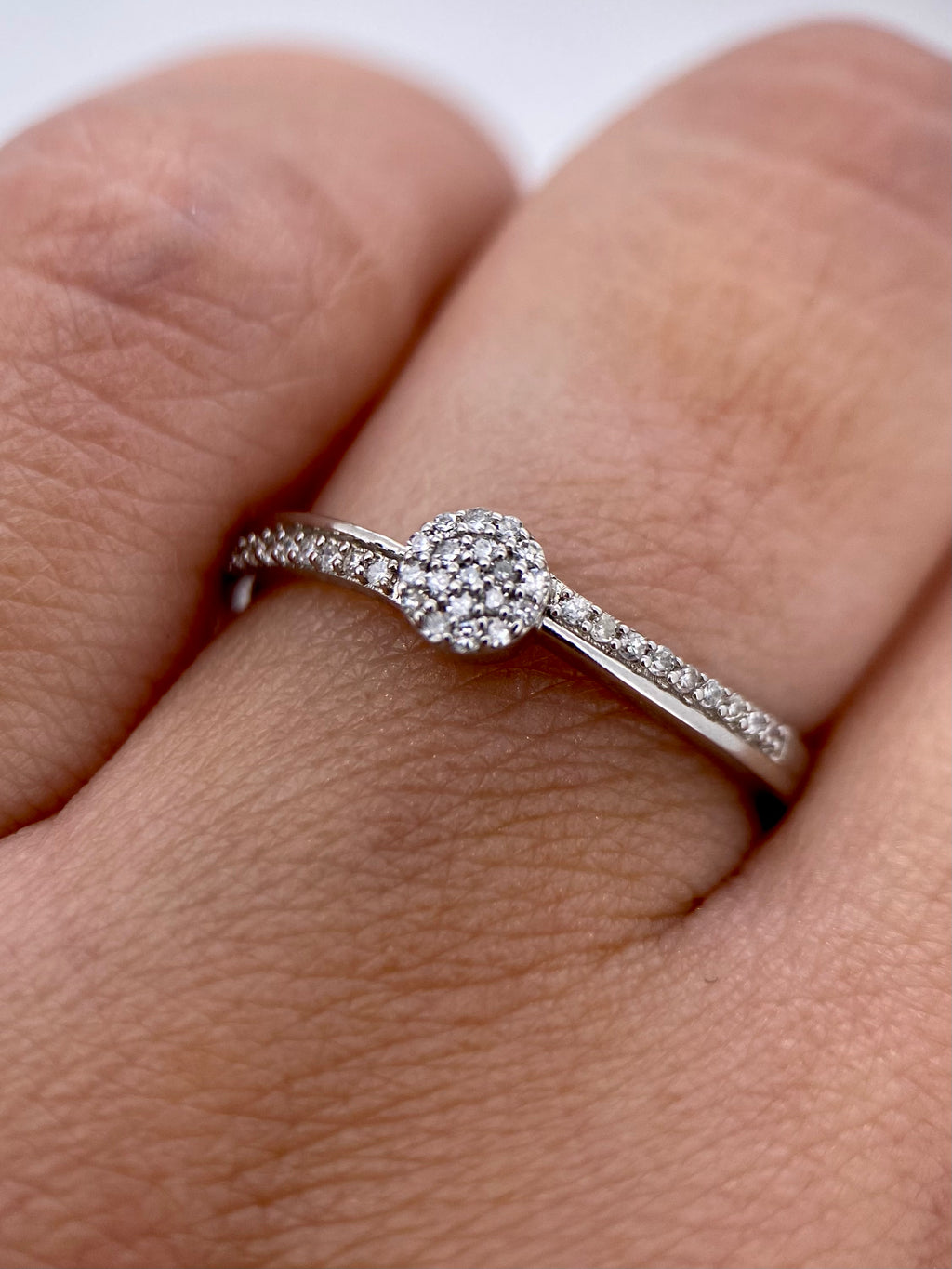 Oro Blanco 14k Redondo 0.18 con laterales de Diamantes Naturales                            Anillo Compromiso OF2125