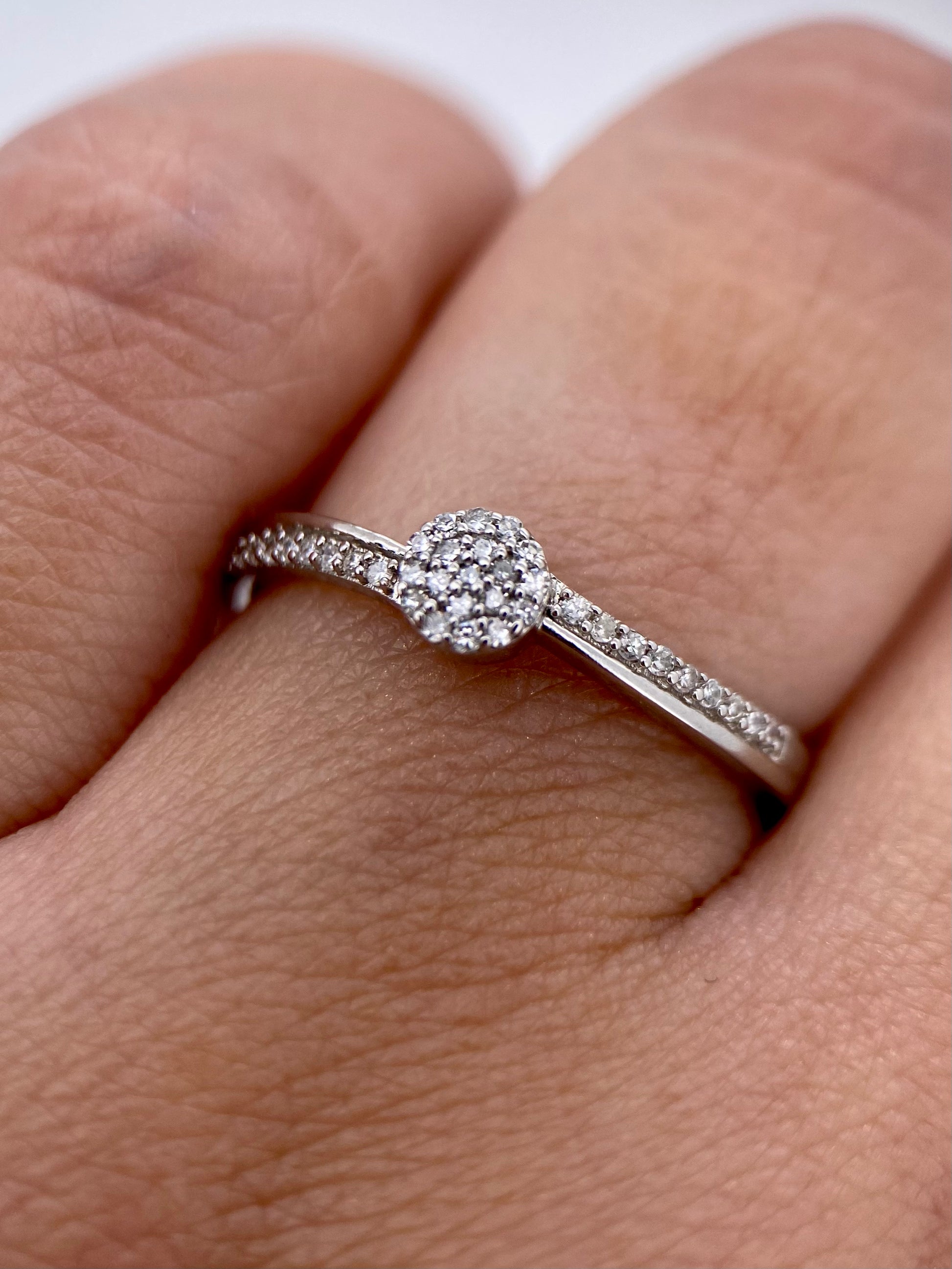 Oro Blanco 14k Redondo 0.18 con laterales de Diamantes Naturales                            Anillo Compromiso OF2125