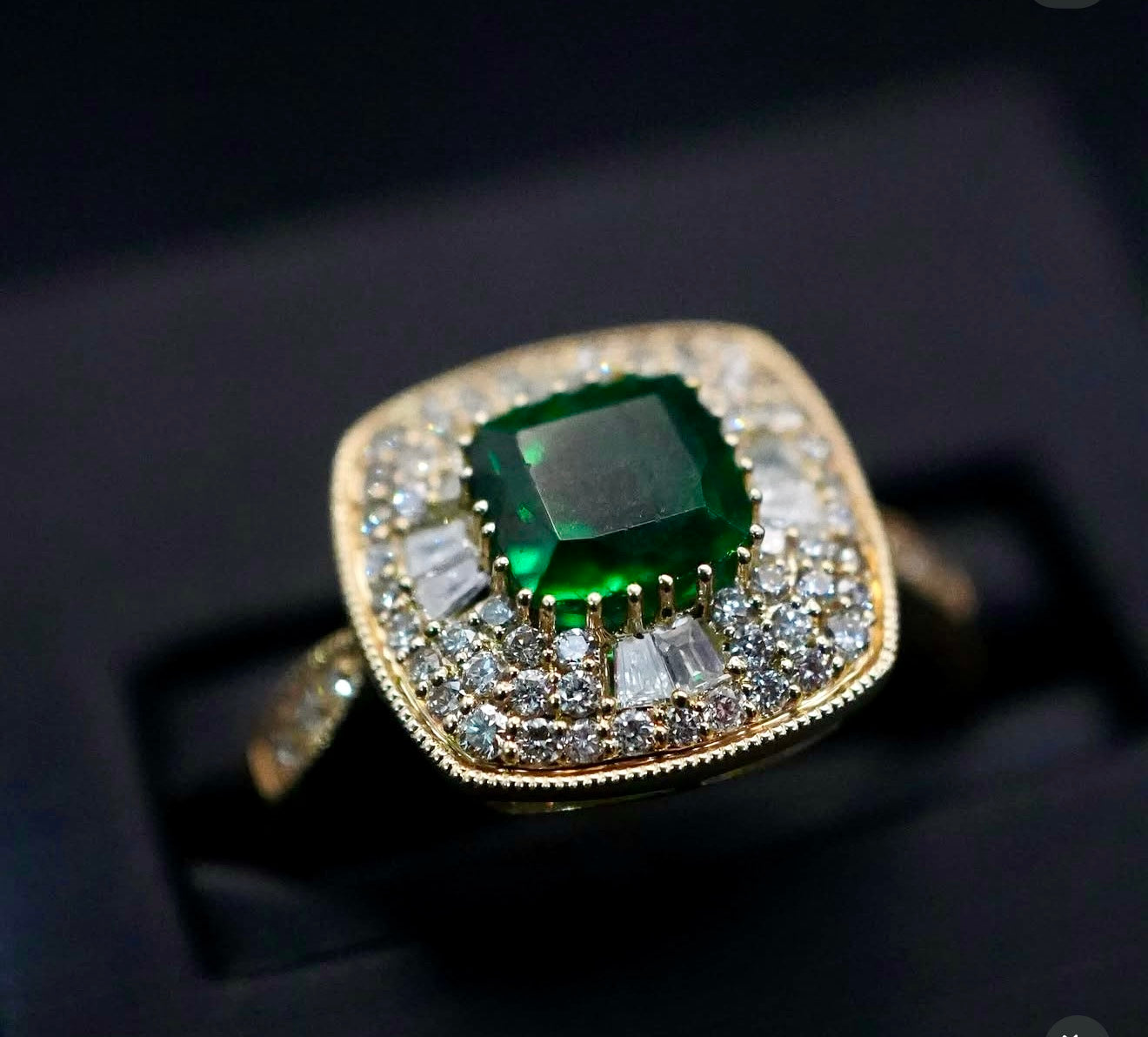 Oro Amarillo 14k Princess 0.80ct Central Esmeralda Tratada + 0.50ct Laterales de Diamantes Naturales                            Anillo Compromiso OF2246