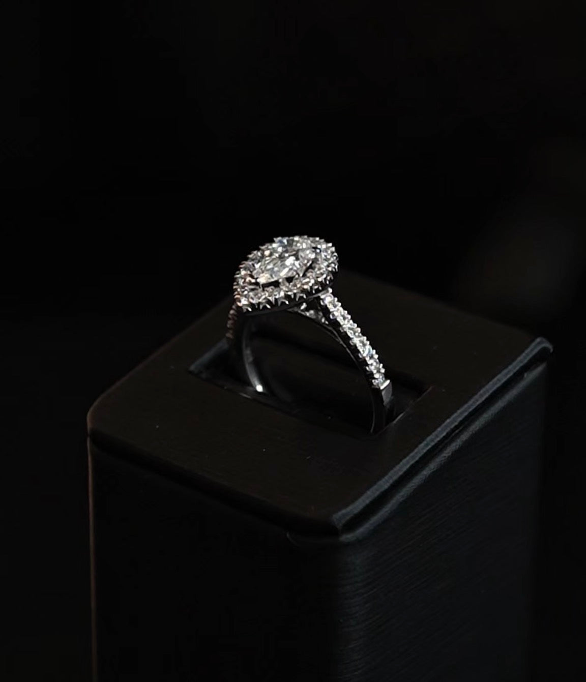 Oro Blanco 14k Pera 0.60ct de Diamantes Naturales                            Anillo Compromiso OF2285