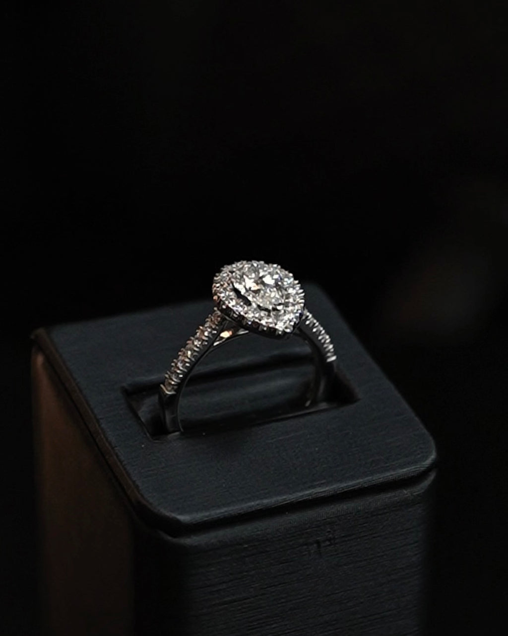 Oro Blanco 14k Pera 0.60ct de Diamantes Naturales                            Anillo Compromiso OF2285