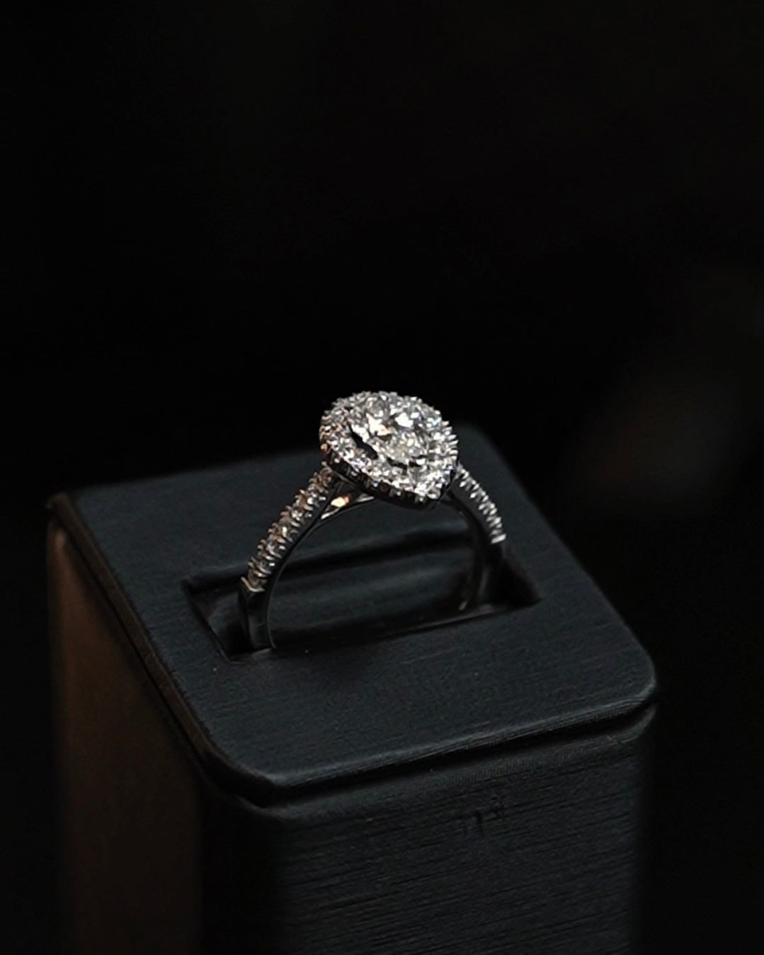 Oro Blanco 14k Pera 0.60ct de Diamantes Naturales                            Anillo Compromiso OF2285