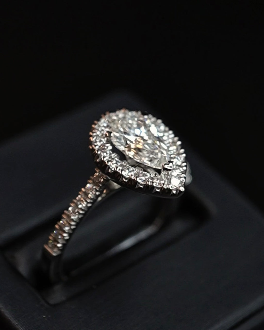 Oro Blanco 14k Pera 0.60ct de Diamantes Naturales                            Anillo Compromiso OF2285