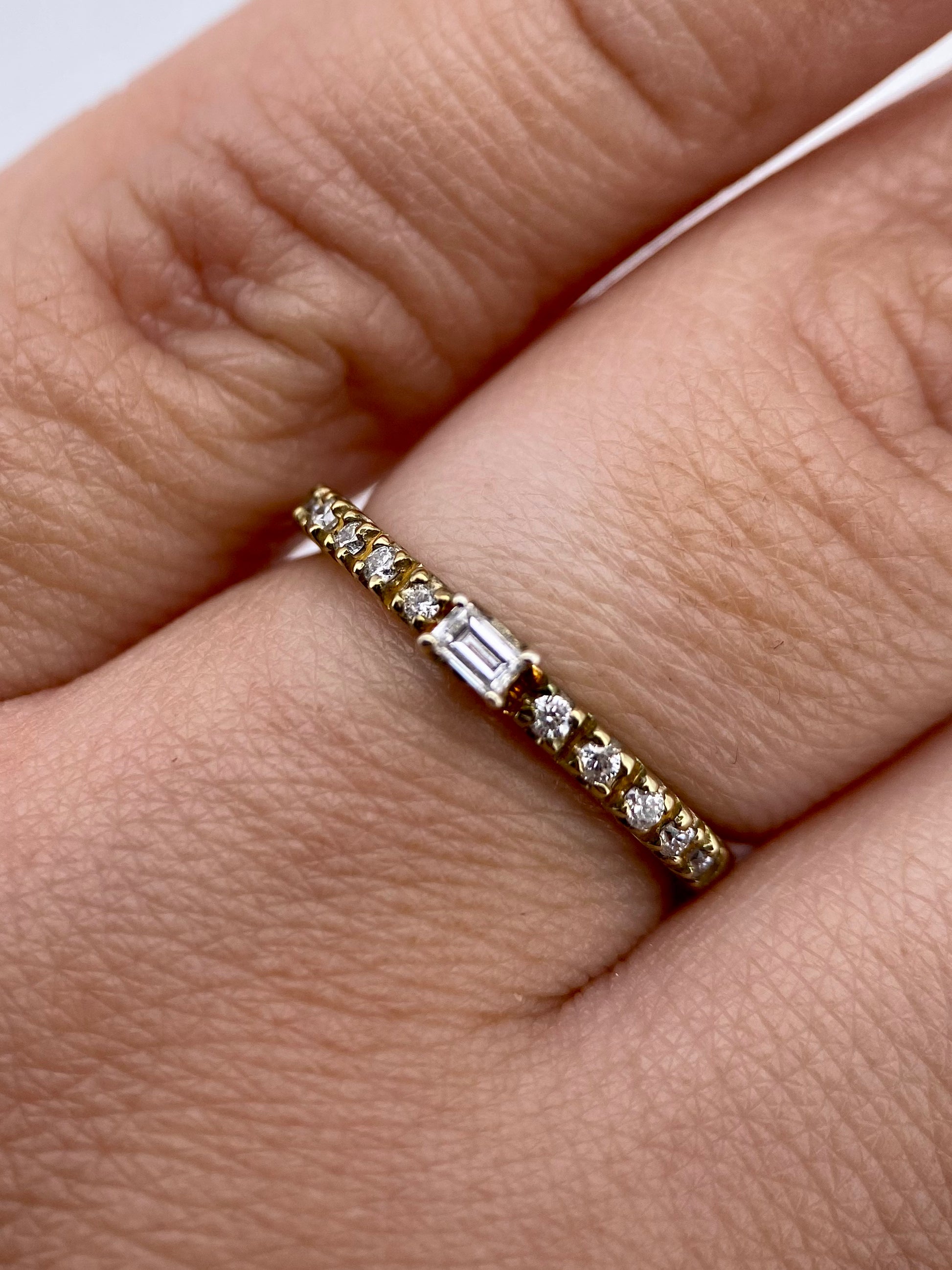 Oro Amarillo 14k Redondo 0.08 Central + 0.09 Laterales de Diamantes Naturales                            Anillo Compromiso OF1168