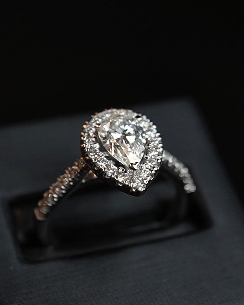 Oro Blanco 14k Pera 0.60ct de Diamantes Naturales                            Anillo Compromiso OF2285