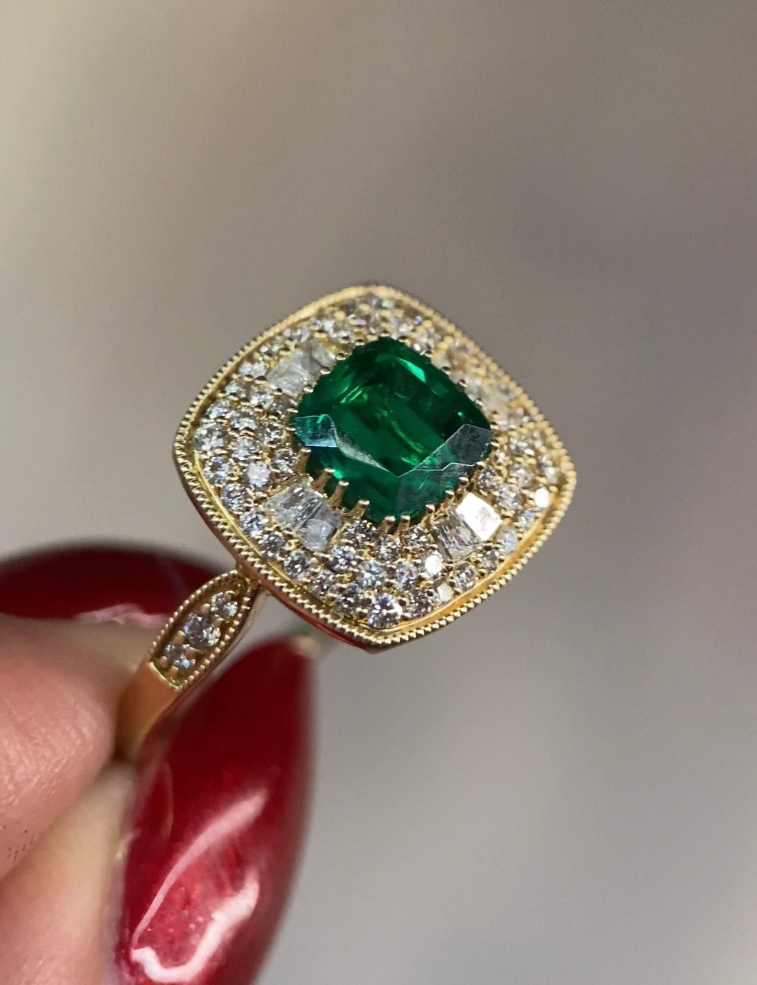 Oro Amarillo 14k Princess 0.80ct Central Esmeralda Tratada + 0.50ct Laterales de Diamantes Naturales                            Anillo Compromiso OF2246