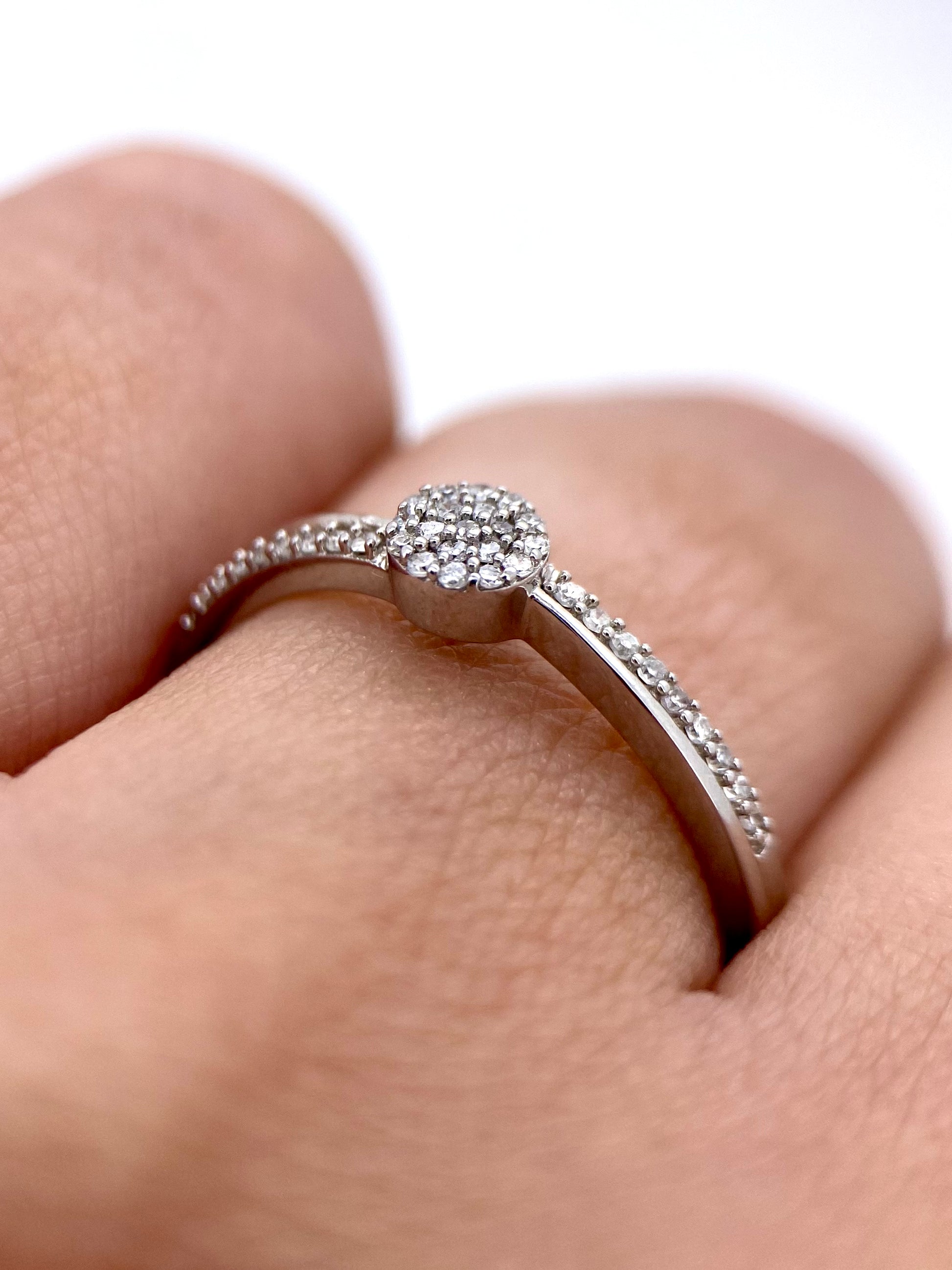 Oro Blanco 14k Redondo 0.18 con laterales de Diamantes Naturales                            Anillo Compromiso OF2125