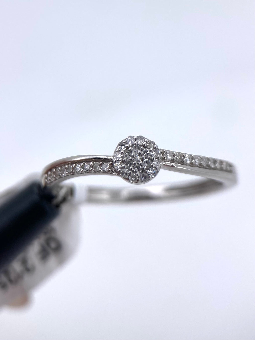 Oro Blanco 14k Redondo 0.18 con laterales de Diamantes Naturales                            Anillo Compromiso OF2125
