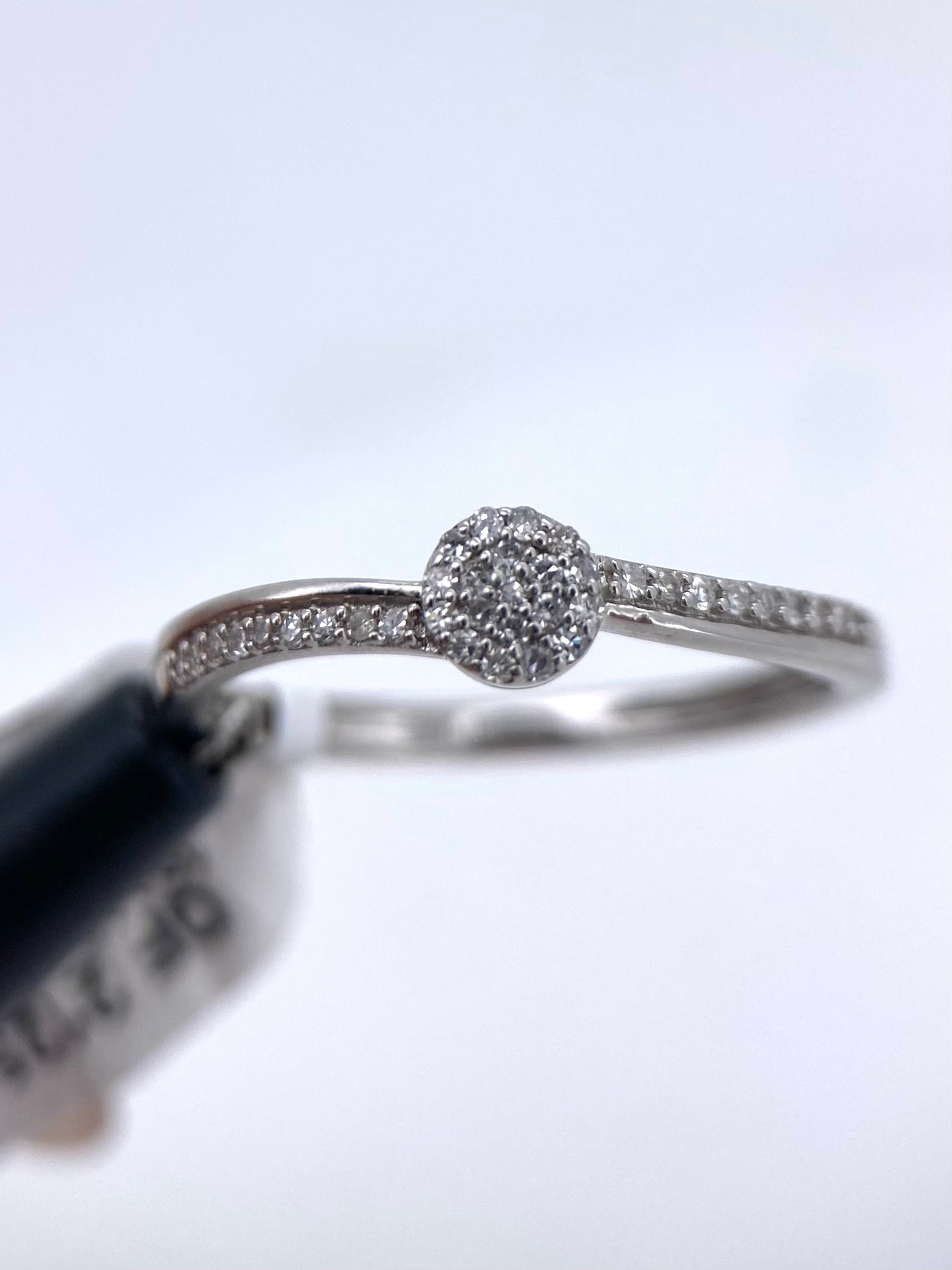 Oro Blanco 14k Redondo 0.18 con laterales de Diamantes Naturales                            Anillo Compromiso OF2125