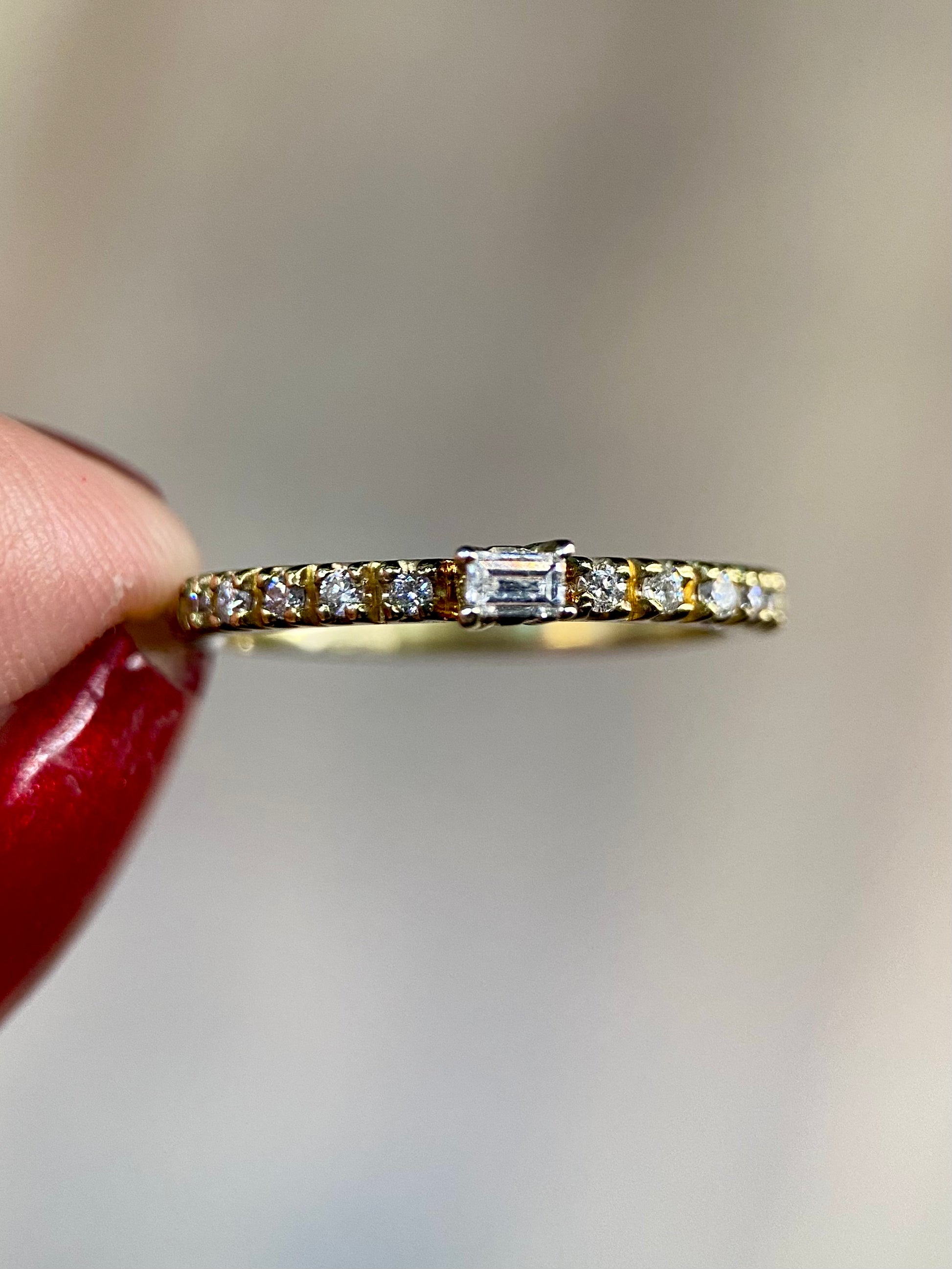 Oro Amarillo 14k Redondo 0.08 Central + 0.09 Laterales de Diamantes Naturales                            Anillo Compromiso OF1168