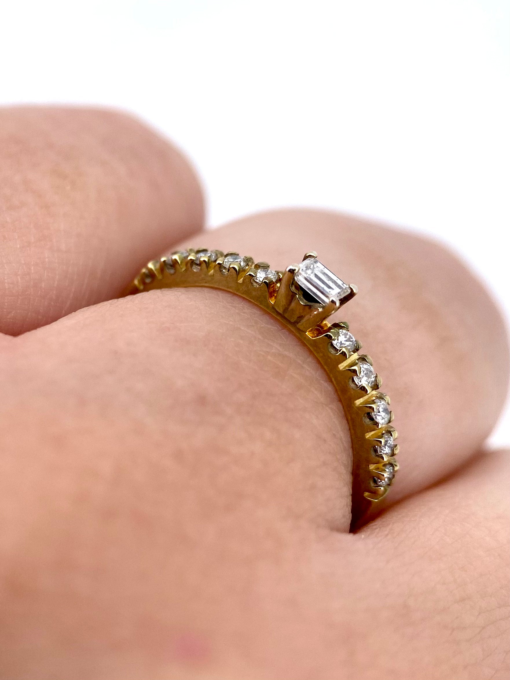 Oro Amarillo 14k Redondo 0.08 Central + 0.09 Laterales de Diamantes Naturales                            Anillo Compromiso OF1168