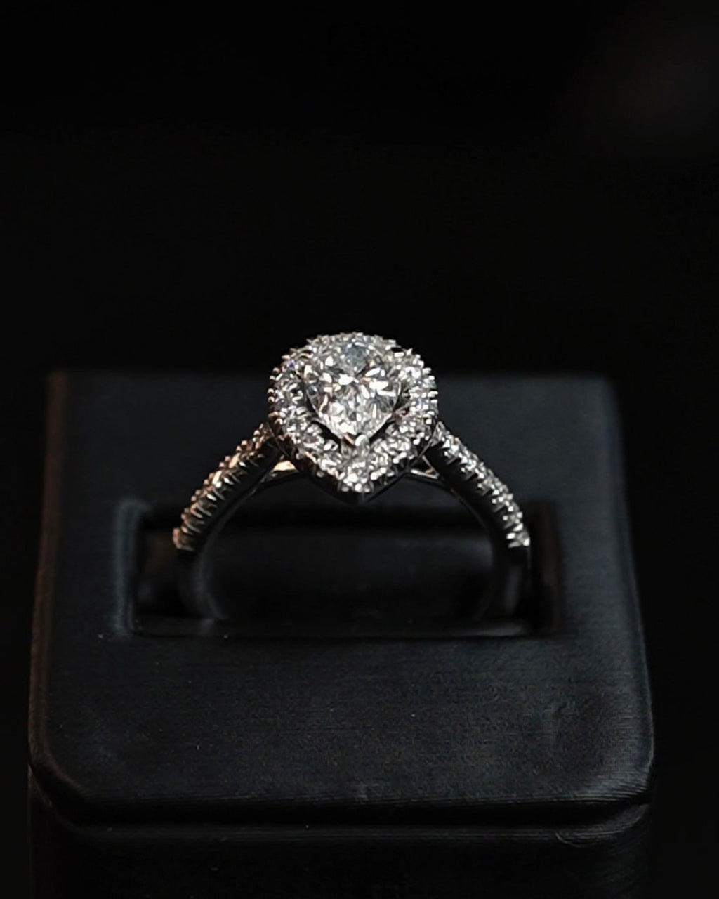 Oro Blanco 14k Pera 0.60ct de Diamantes Naturales                            Anillo Compromiso OF2285