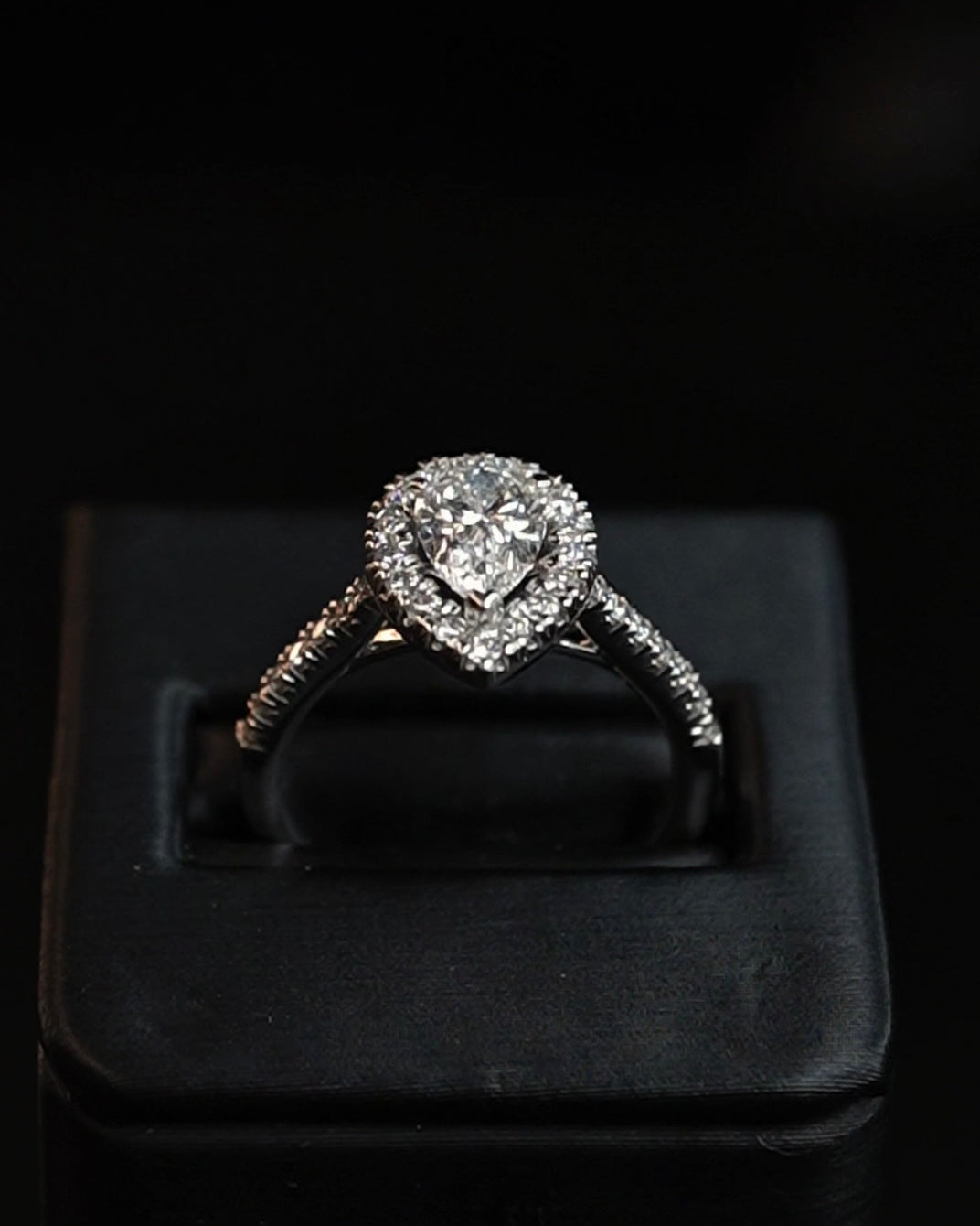 Oro Blanco 14k Pera 0.60ct de Diamantes Naturales                            Anillo Compromiso OF2285