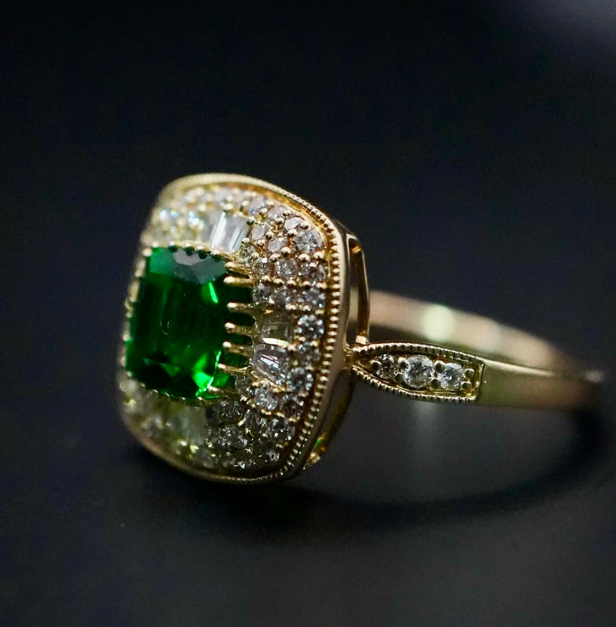 Oro Amarillo 14k Princess 0.80ct Central Esmeralda Tratada + 0.50ct Laterales de Diamantes Naturales                            Anillo Compromiso OF2246