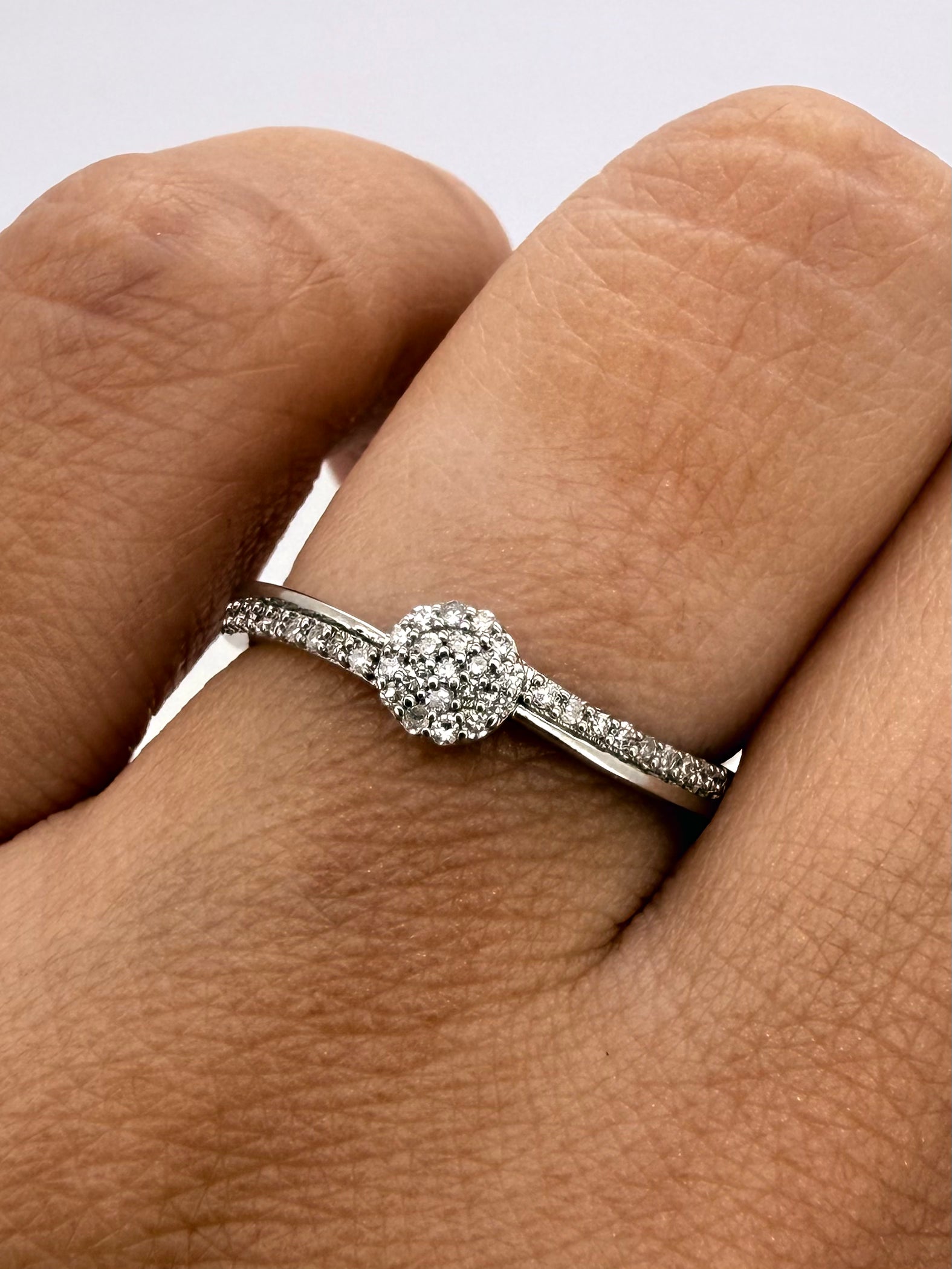 Oro Blanco 14k Redondo 0.18 con laterales de Diamantes Naturales                            Anillo Compromiso OF2125