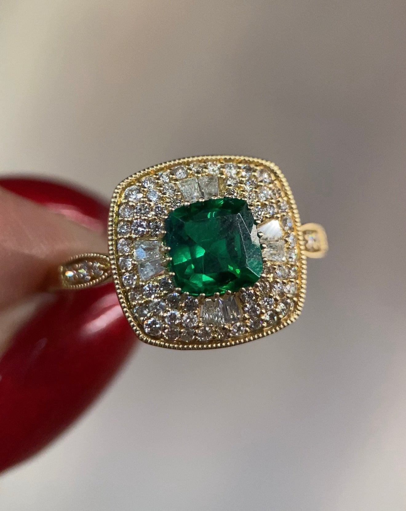 Oro Amarillo 14k Princess 0.80ct Central Esmeralda Tratada + 0.50ct Laterales de Diamantes Naturales                            Anillo Compromiso OF2246