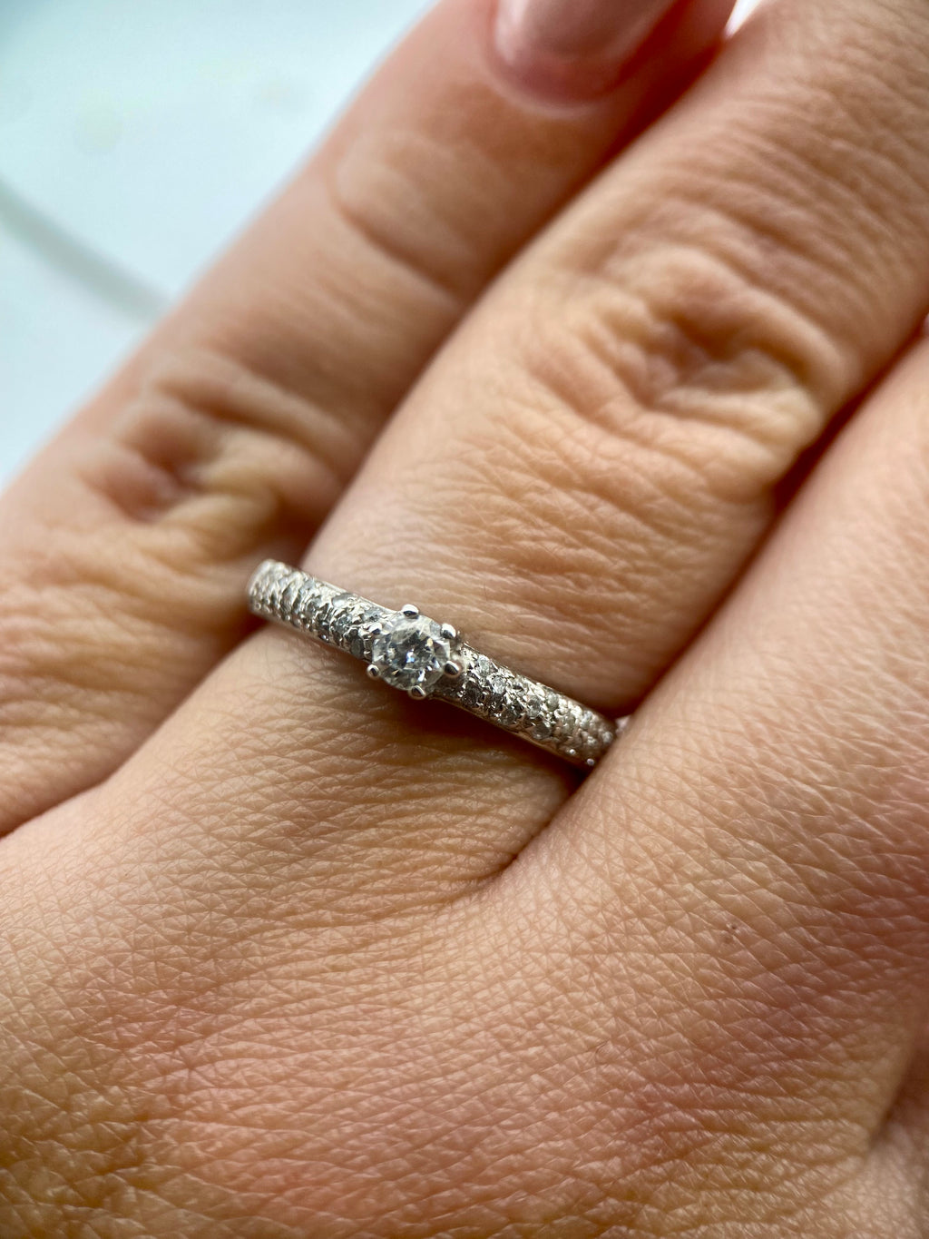 Oro Blanco 14k Redondo 0.11ct Central + 0.14 Laterales de Diamantes Naturales                            Anillo Compromiso OF2124