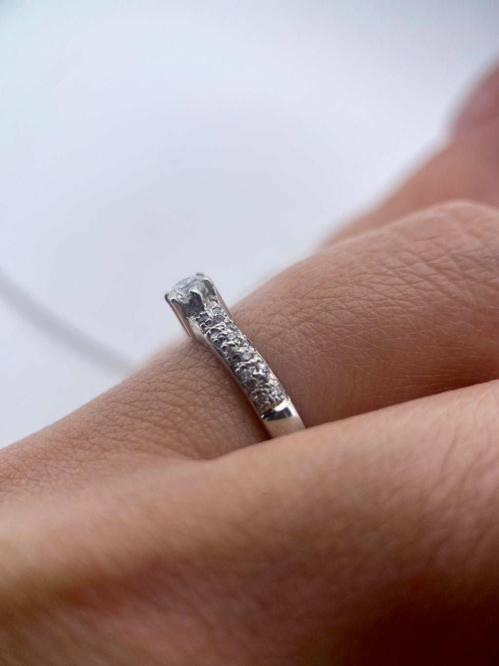 Oro Blanco 14k Redondo 0.11ct Central + 0.14 Laterales de Diamantes Naturales                            Anillo Compromiso OF2124