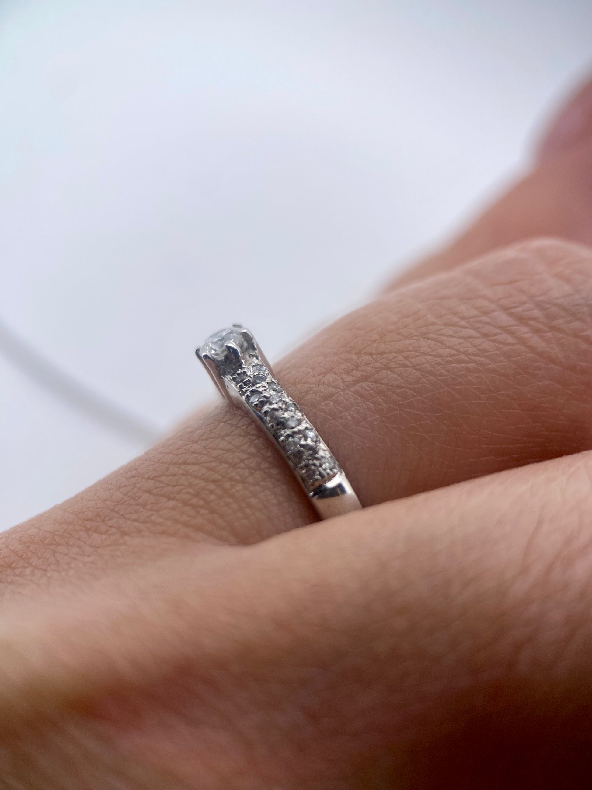 Oro Blanco 14k Redondo 0.11ct Central + 0.14 Laterales de Diamantes Naturales                            Anillo Compromiso OF2124