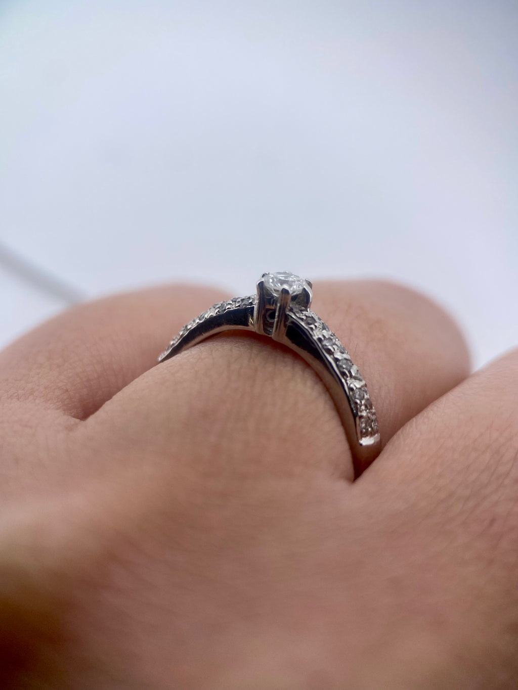 Oro Blanco 14k Redondo 0.11ct Central + 0.14 Laterales de Diamantes Naturales                            Anillo Compromiso OF2124