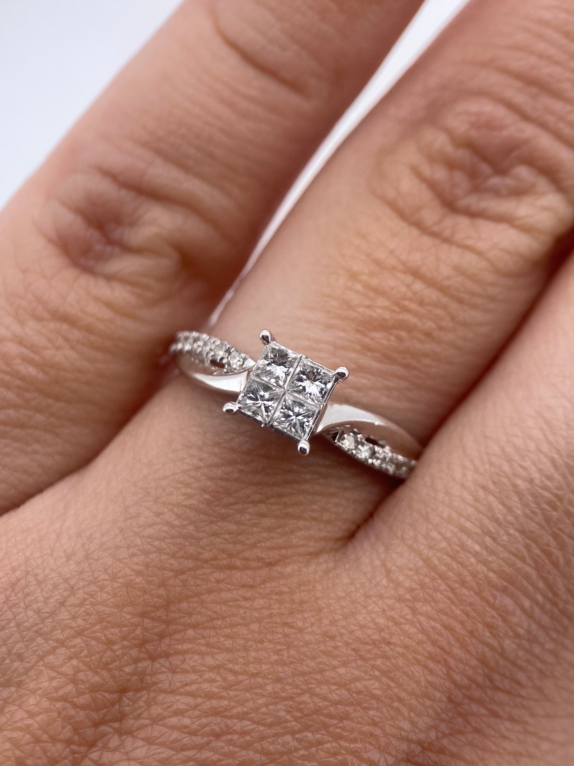 Oro Blanco 14k Princess 0.50ct de Diamantes Naturales                            Anillo Compromiso OF2153