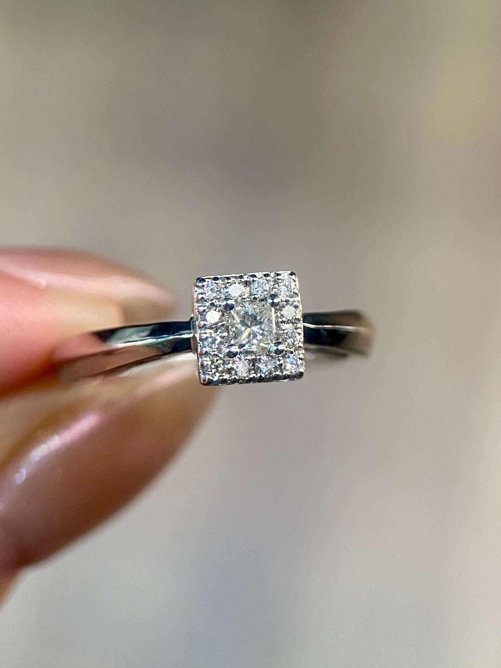 Oro Blanco 14k Princess 0.26ct de Diamante Natural.                                                  Anillo Compromiso OF2100