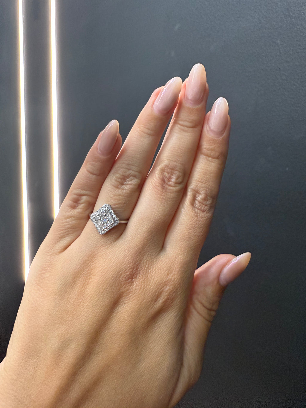 Oro Blanco 18k Princess 0.65ct de Diamante Natural.                                                  Anillo Compromiso OF1683