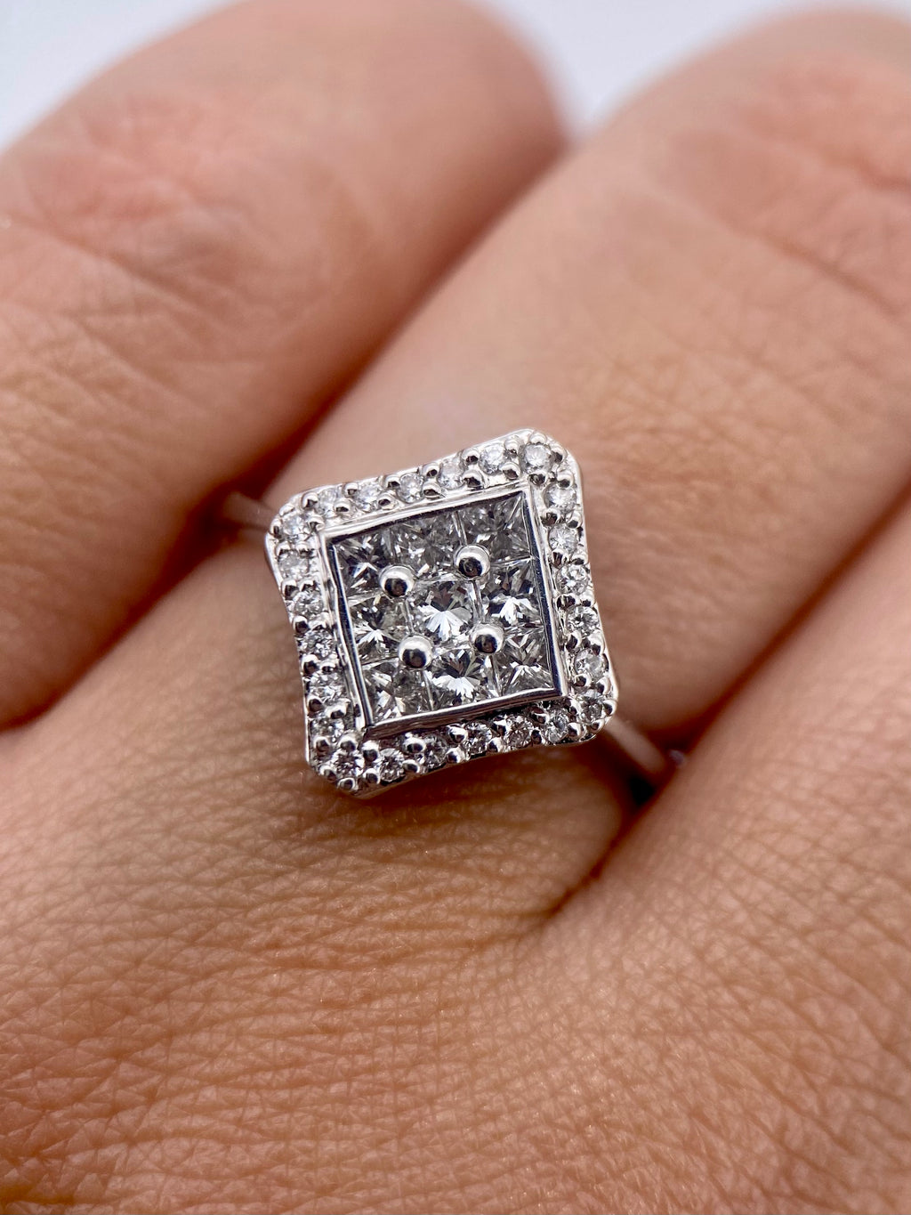 Oro Blanco 18k Princess 0.65ct de Diamante Natural.                                                  Anillo Compromiso OF1683