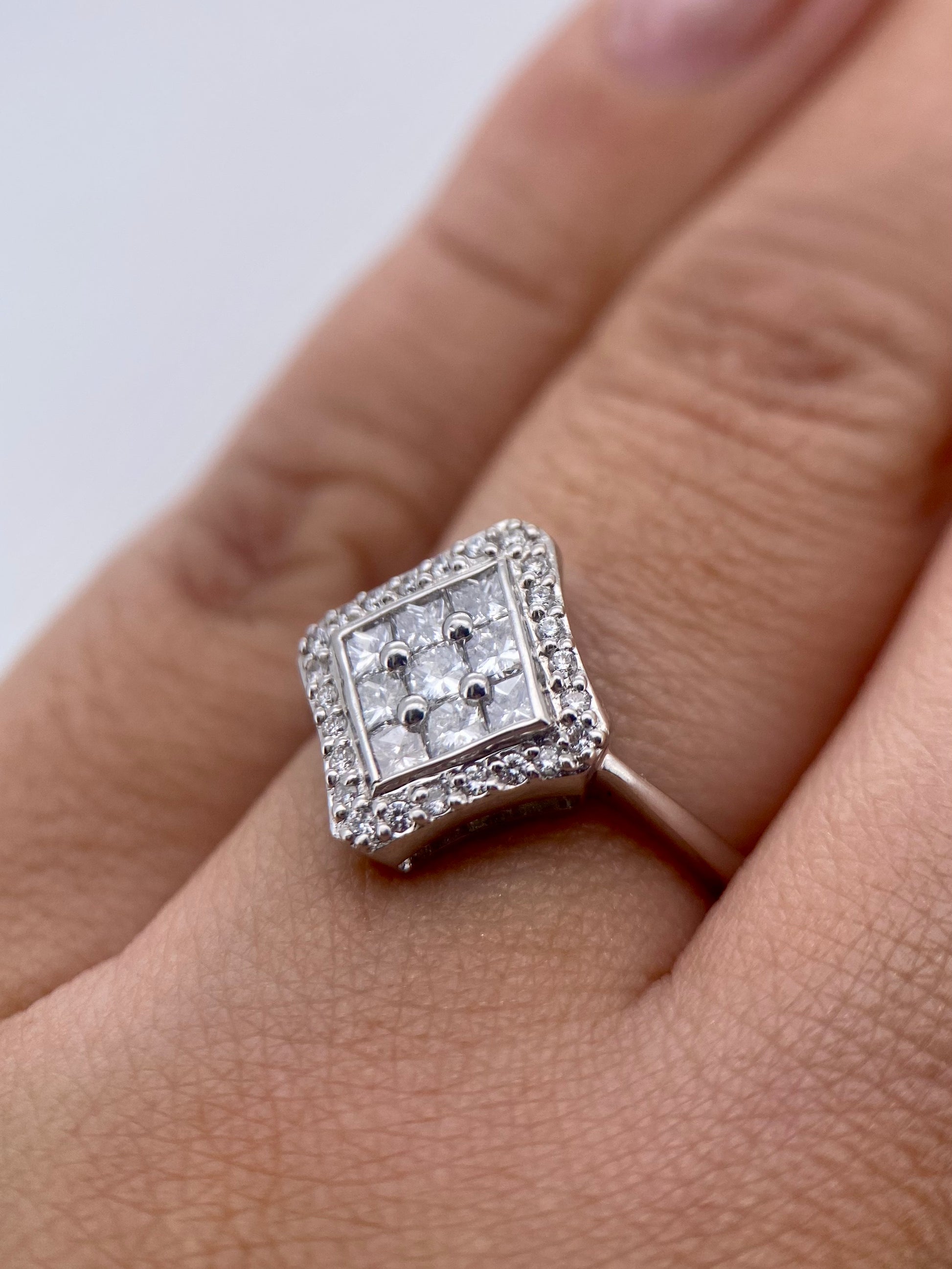 Oro Blanco 18k Princess 0.65ct de Diamante Natural.                                                  Anillo Compromiso OF1683