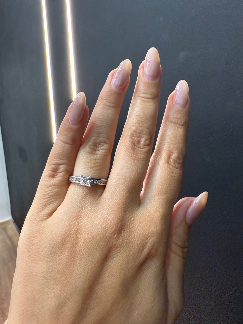 Oro Blanco 14k Princess 0.47ct Central + 0.42 Laterales de Diamantes Naturales                            Anillo Compromiso OF2152