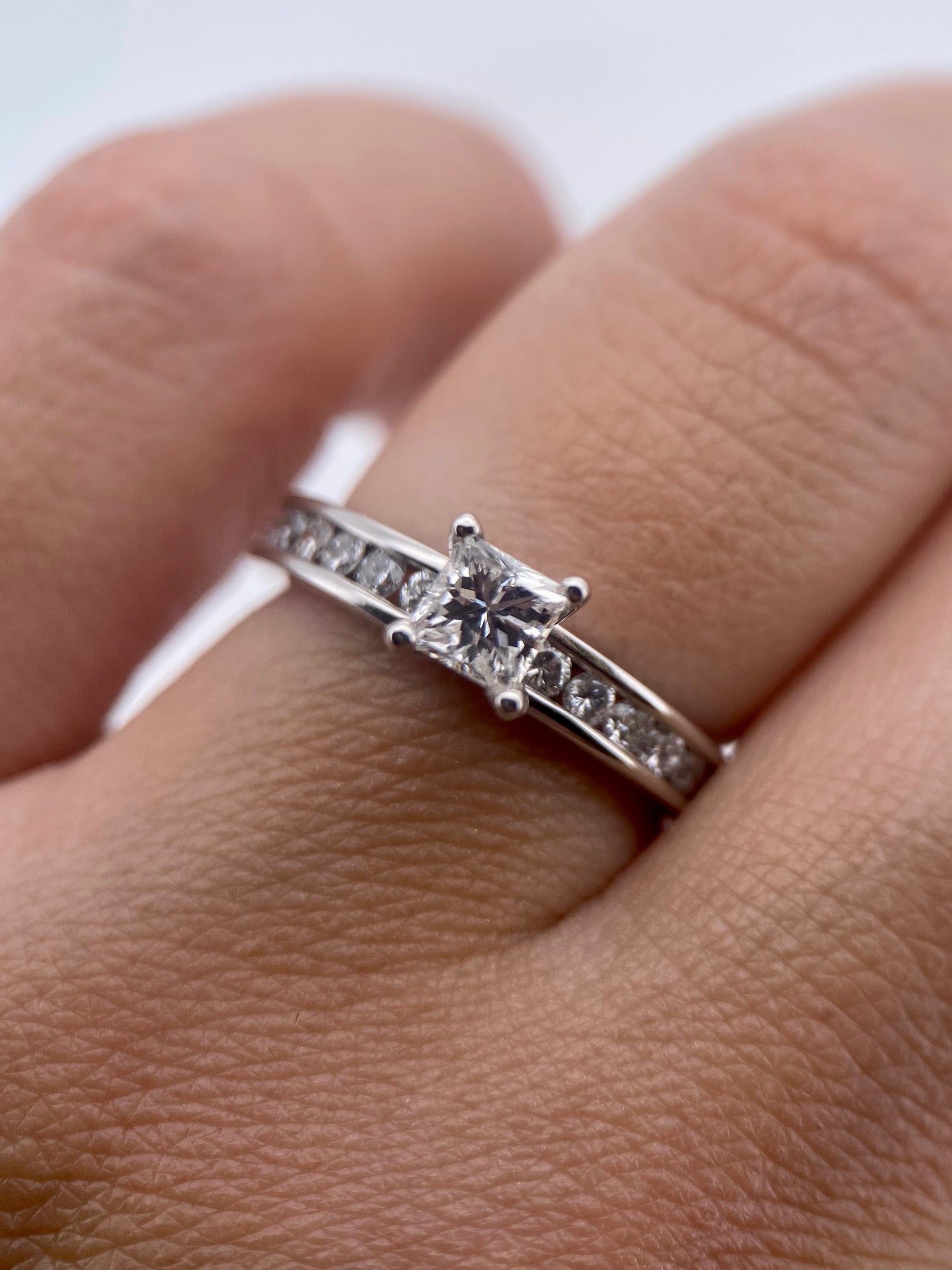 Oro Blanco 14k Princess 0.47ct Central + 0.42 Laterales de Diamantes Naturales                            Anillo Compromiso OF2152