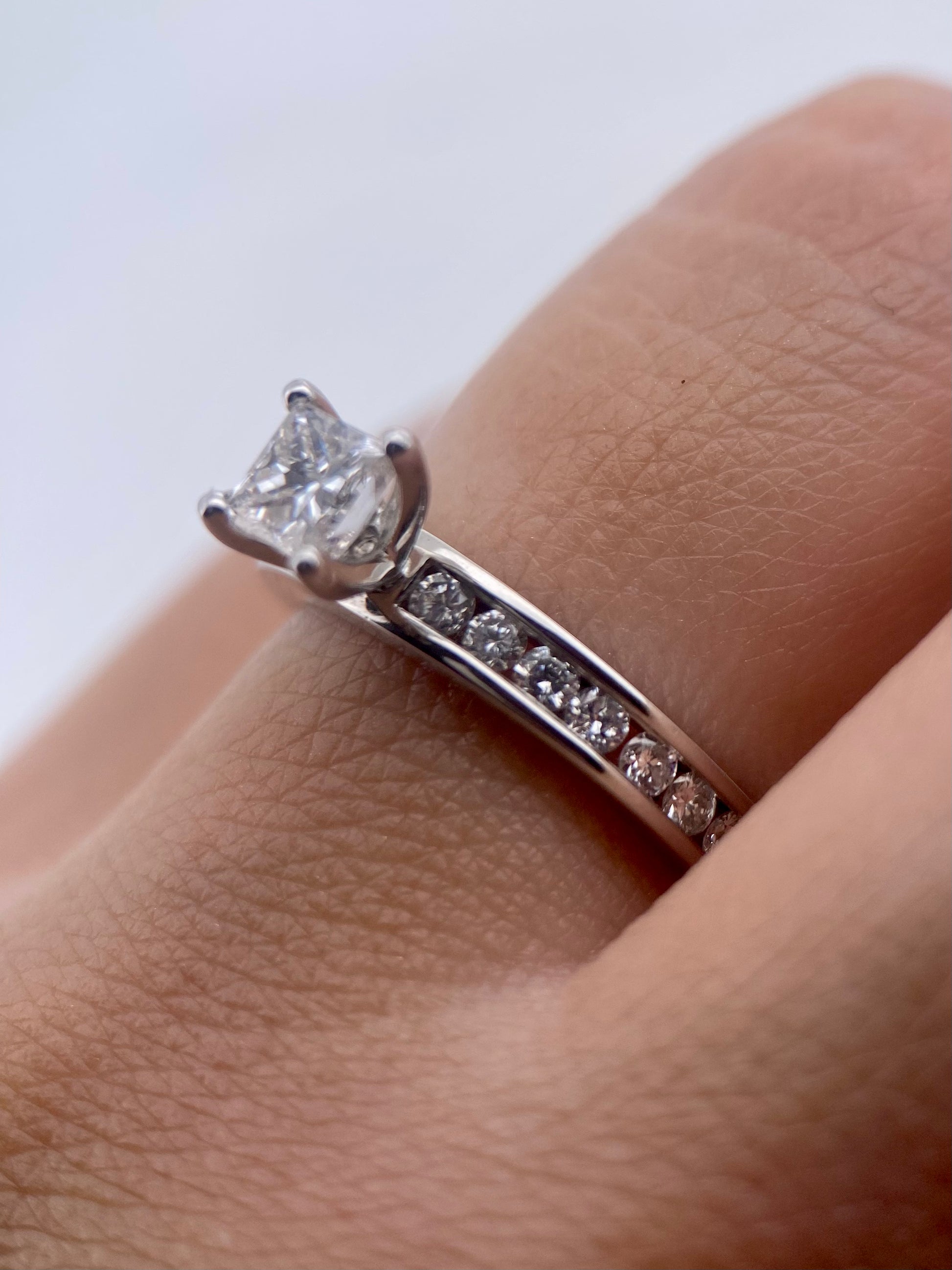 Oro Blanco 14k Princess 0.47ct Central + 0.42 Laterales de Diamantes Naturales                            Anillo Compromiso OF2152