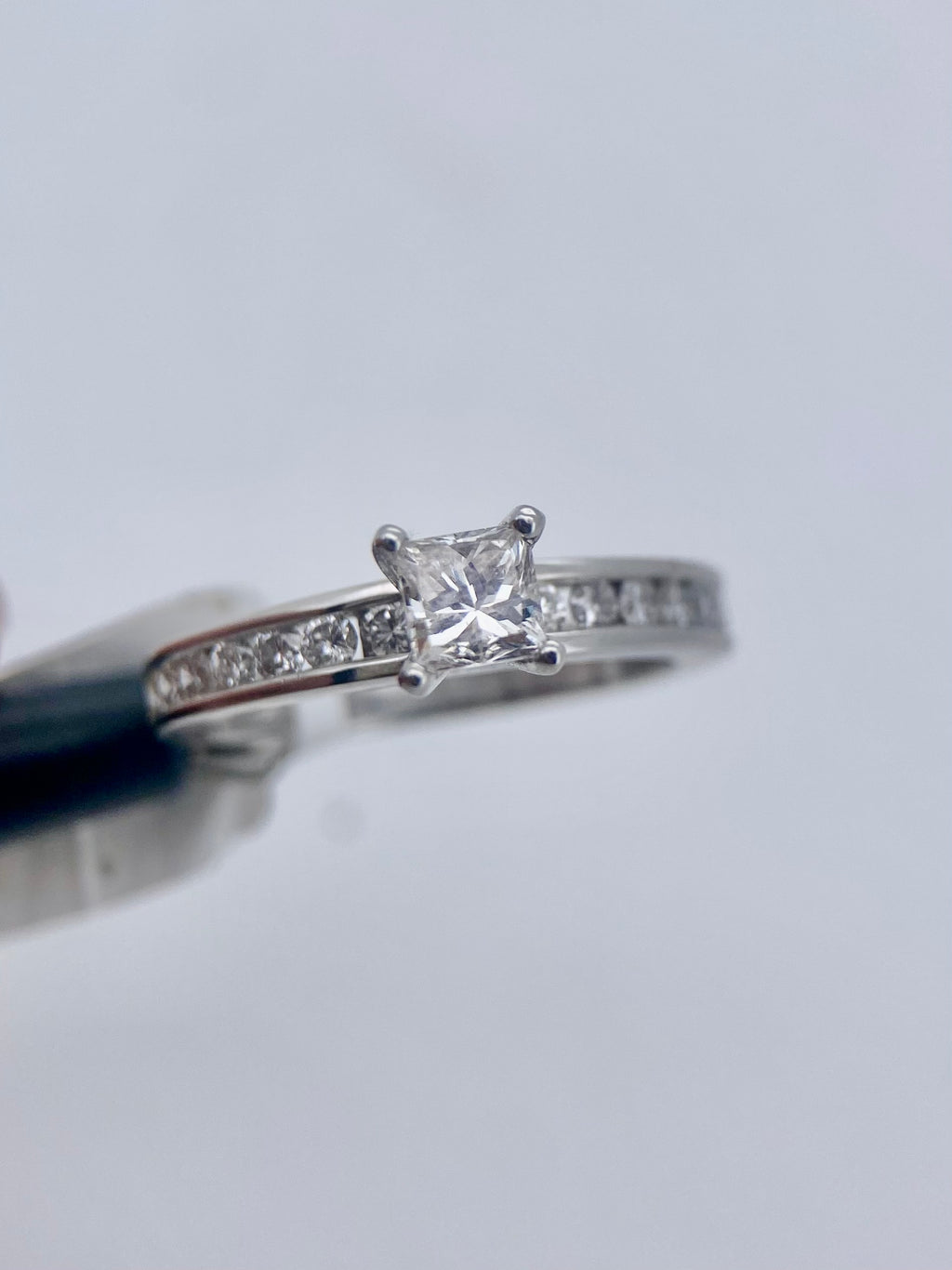 Oro Blanco 14k Princess 0.47ct Central + 0.42 Laterales de Diamantes Naturales                            Anillo Compromiso OF2152