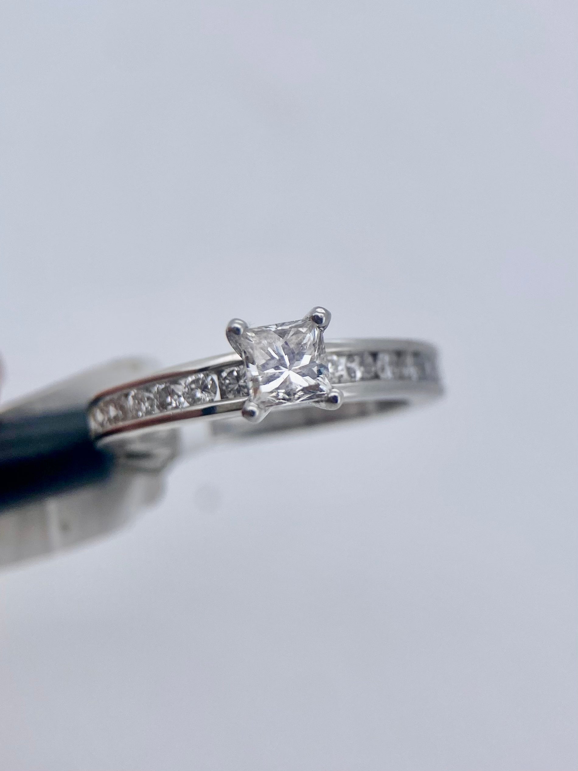 Oro Blanco 14k Princess 0.47ct Central + 0.42 Laterales de Diamantes Naturales                            Anillo Compromiso OF2152