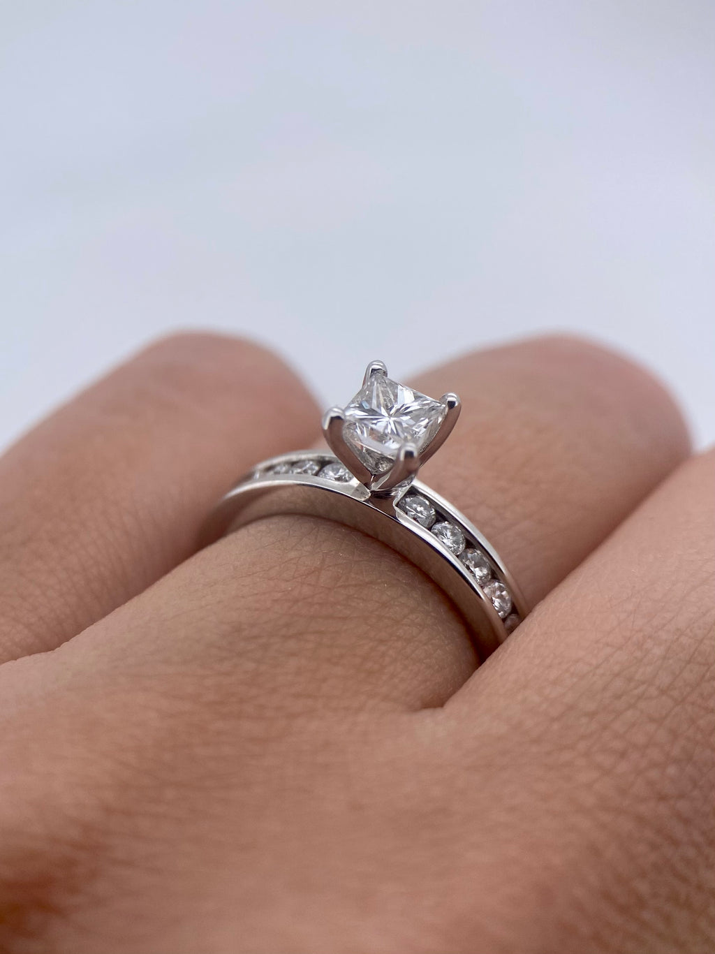 Oro Blanco 14k Princess 0.47ct Central + 0.42 Laterales de Diamantes Naturales                            Anillo Compromiso OF2152