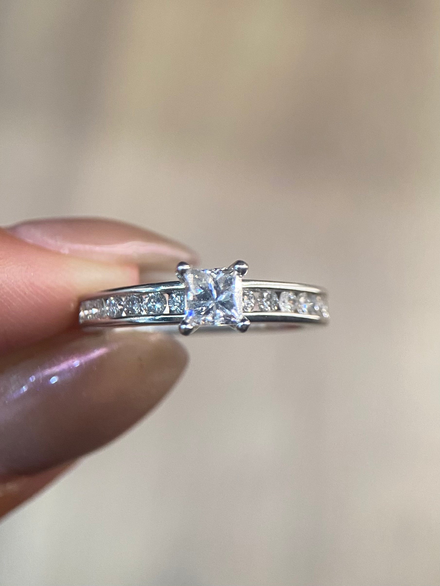 Oro Blanco 14k Princess 0.47ct Central + 0.42 Laterales de Diamantes Naturales                            Anillo Compromiso OF2152