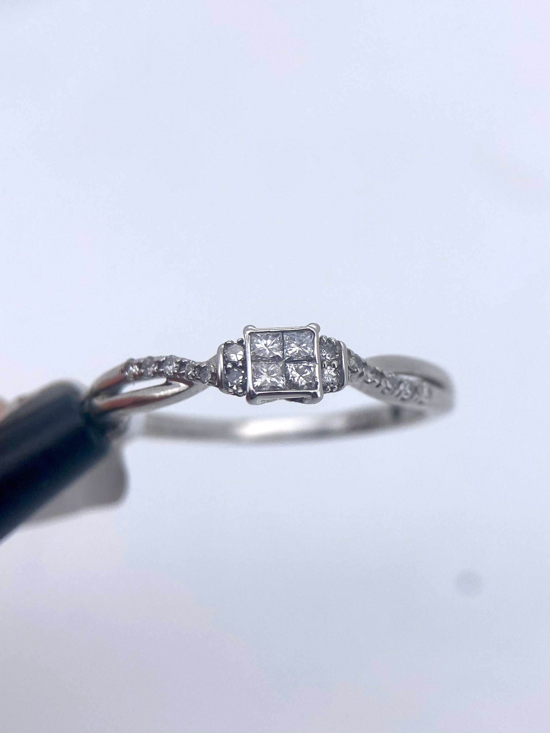 Oro Blanco 14k Princess 0.17ct de Diamantes Naturales                            Anillo Compromiso OF2121