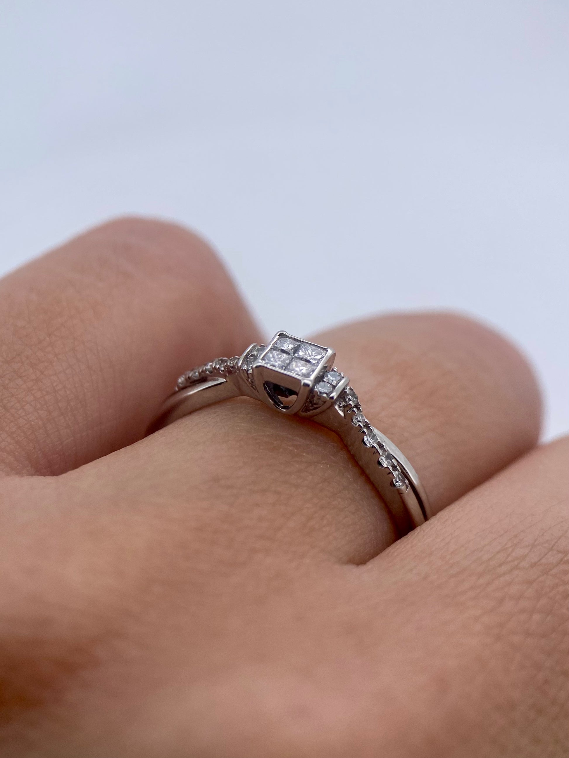 Oro Blanco 14k Princess 0.17ct de Diamantes Naturales                            Anillo Compromiso OF2121