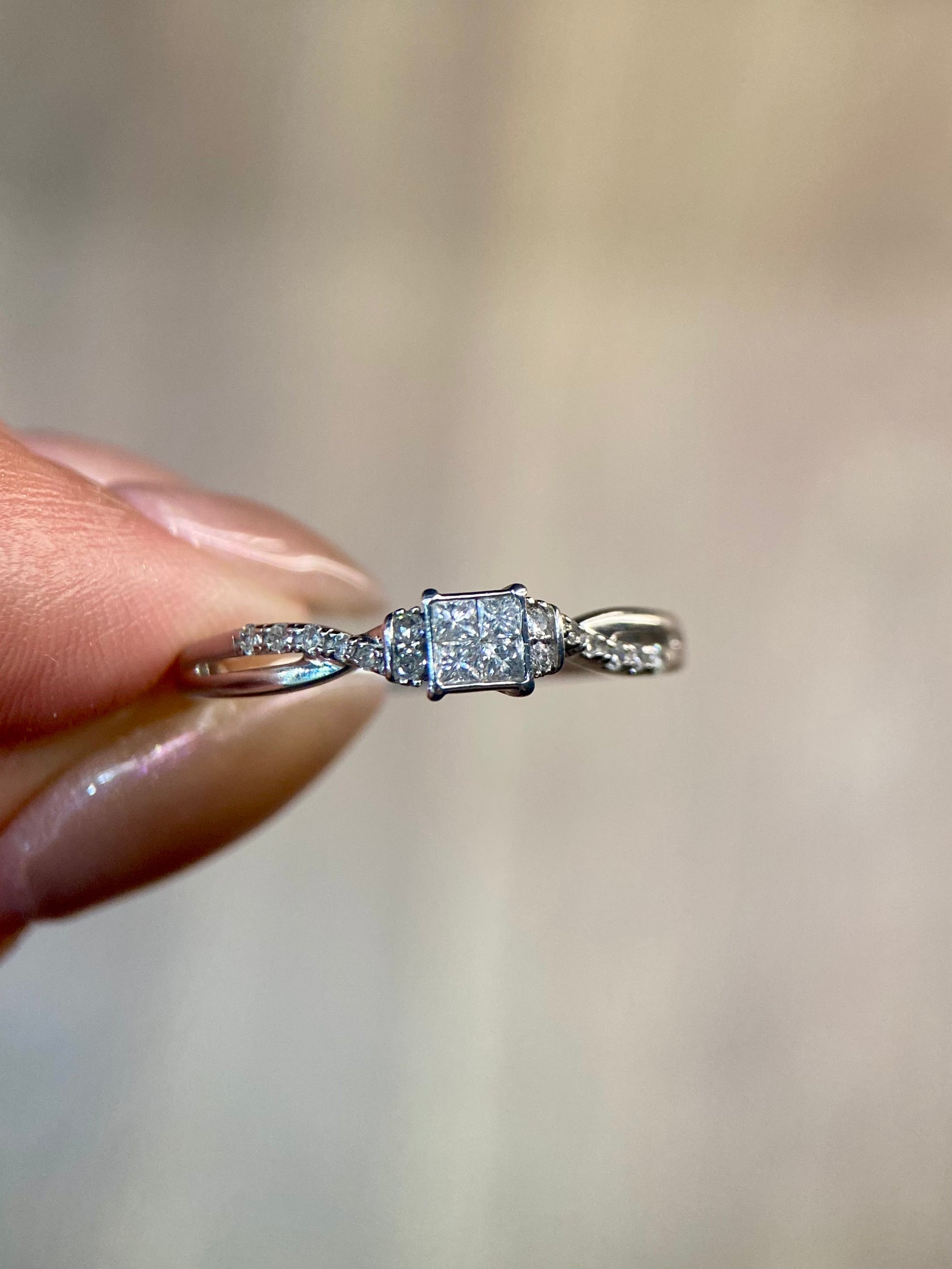 Oro Blanco 14k Princess 0.17ct de Diamantes Naturales                            Anillo Compromiso OF2121