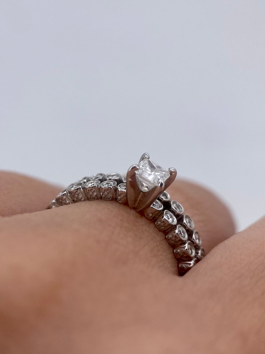 Oro Blanco 14k Princess con Alianza 0.32ct + 0.29ct de Diamantes Naturales                            Anillo Compromiso OF1719