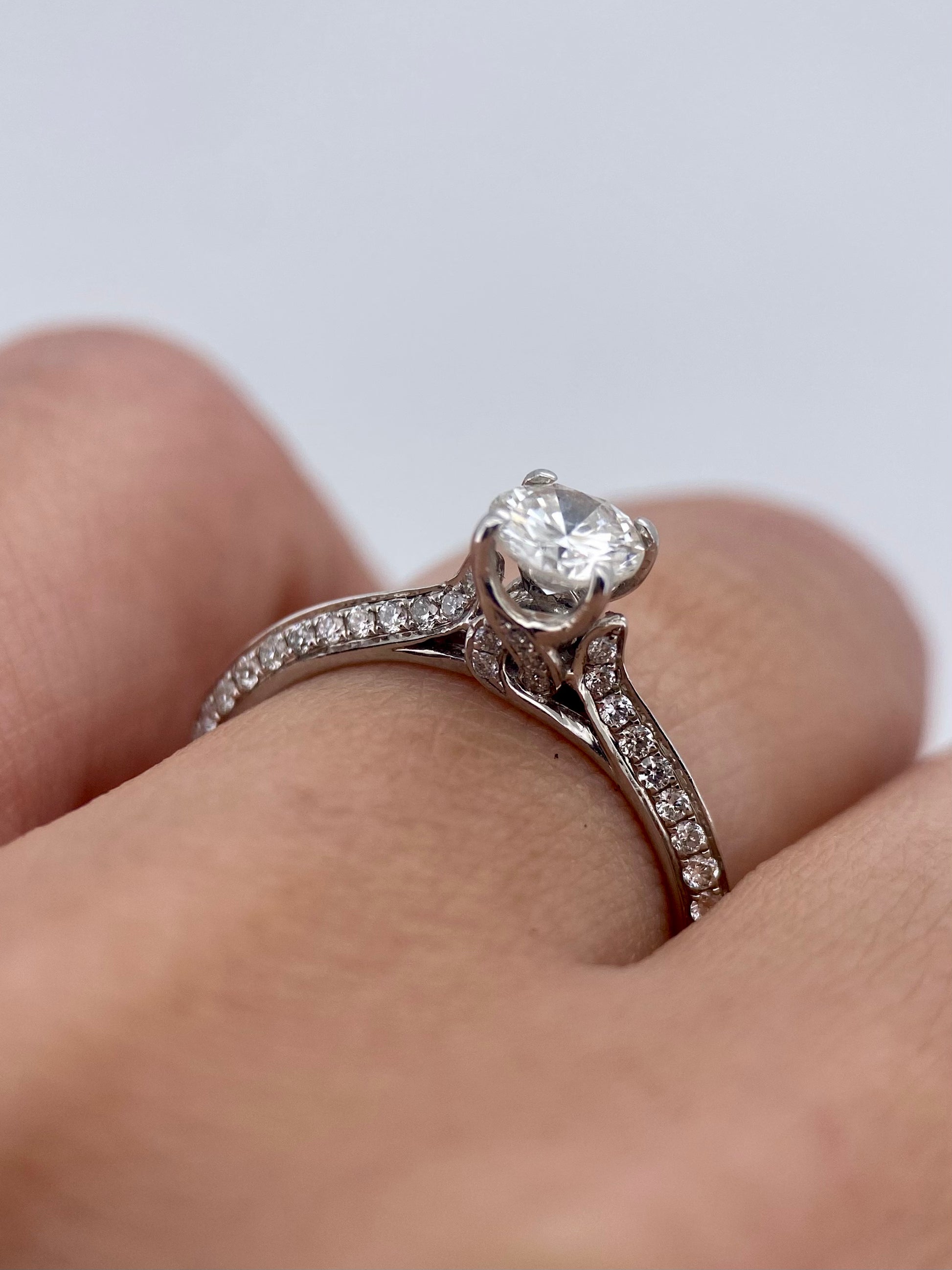 Oro Blanco 14k Redondo 0.50ct Central + 0.28 Laterales                               Anillo Compromiso OF2110