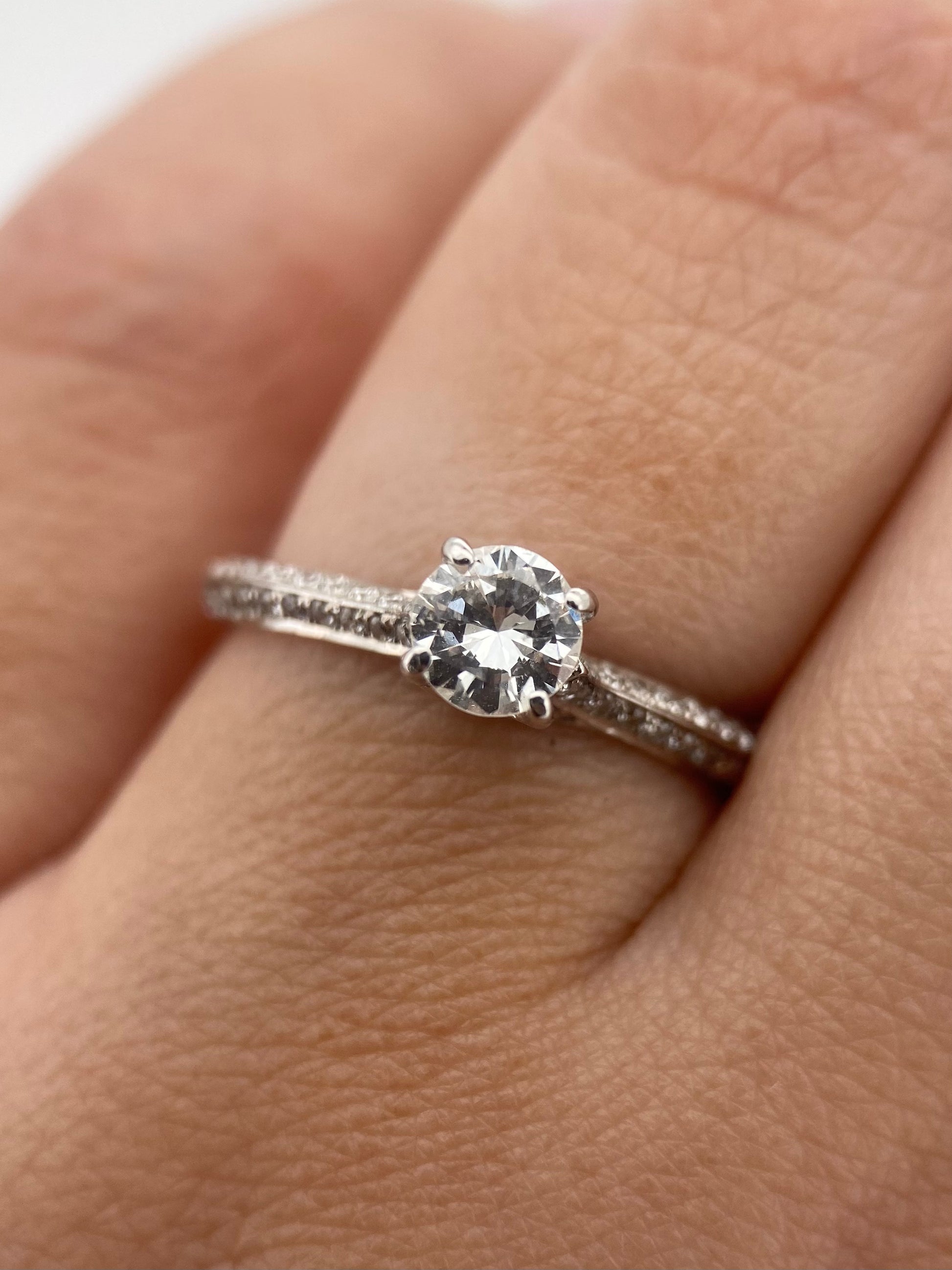 Oro Blanco 14k Redondo 0.50ct Central + 0.28 Laterales                               Anillo Compromiso OF2110