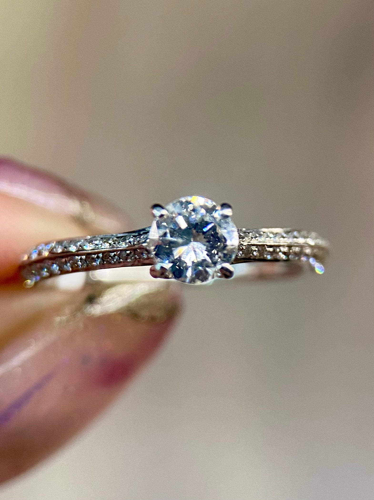 Oro Blanco 14k Redondo 0.50ct Central + 0.28 Laterales                               Anillo Compromiso OF2110