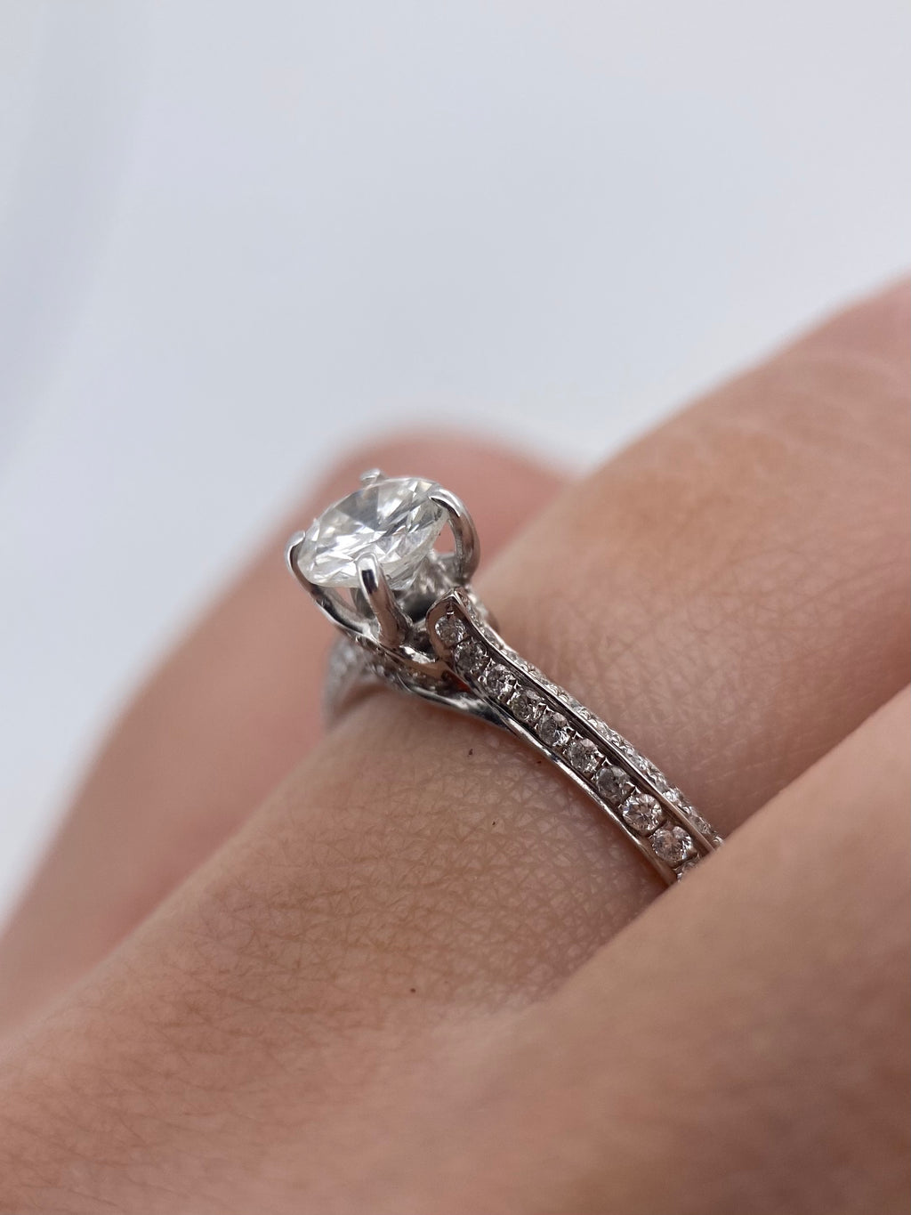 Oro Blanco 14k Redondo 0.50ct Central + 0.28 Laterales                               Anillo Compromiso OF2110