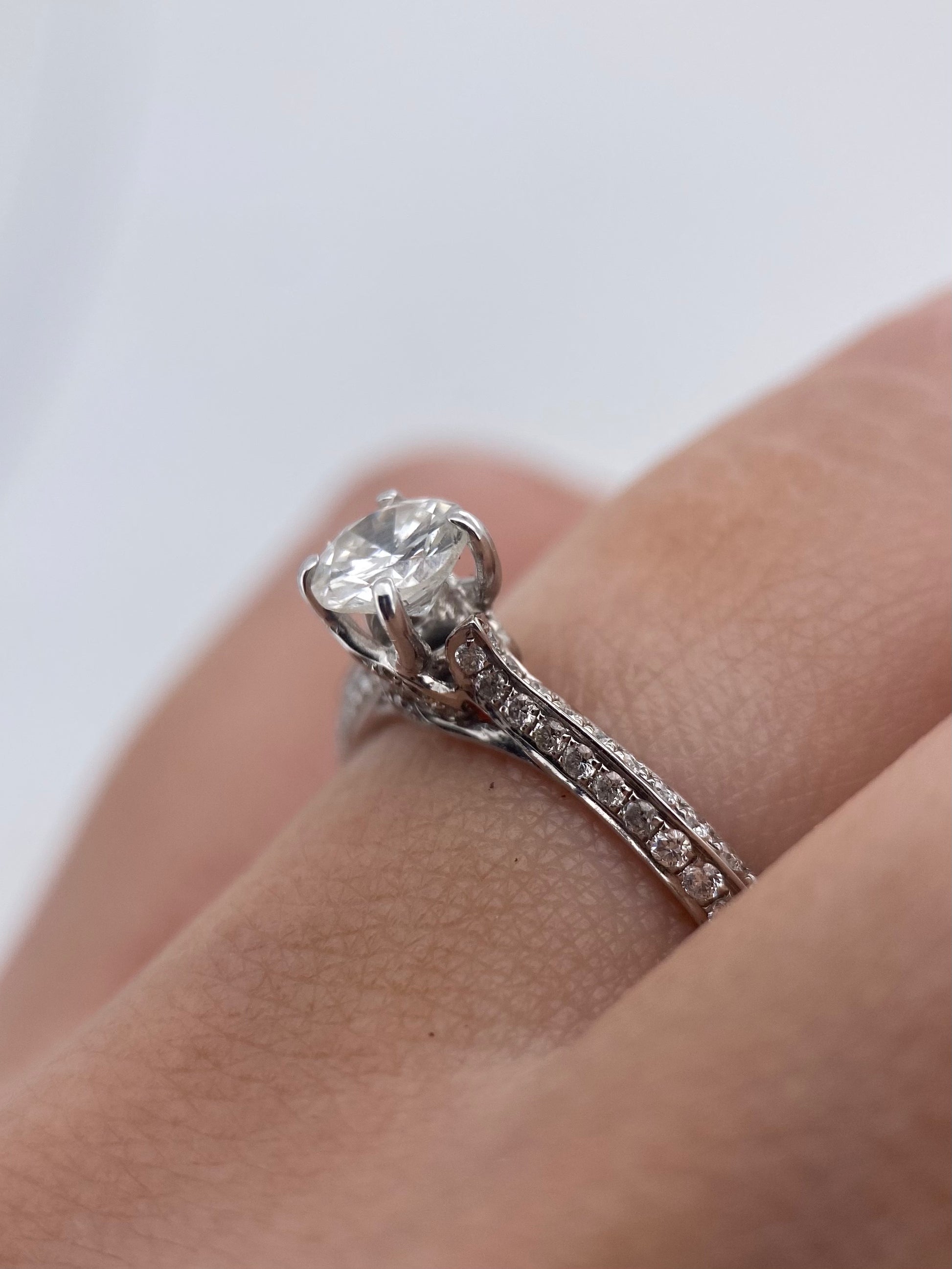 Oro Blanco 14k Redondo 0.50ct Central + 0.28 Laterales                               Anillo Compromiso OF2110