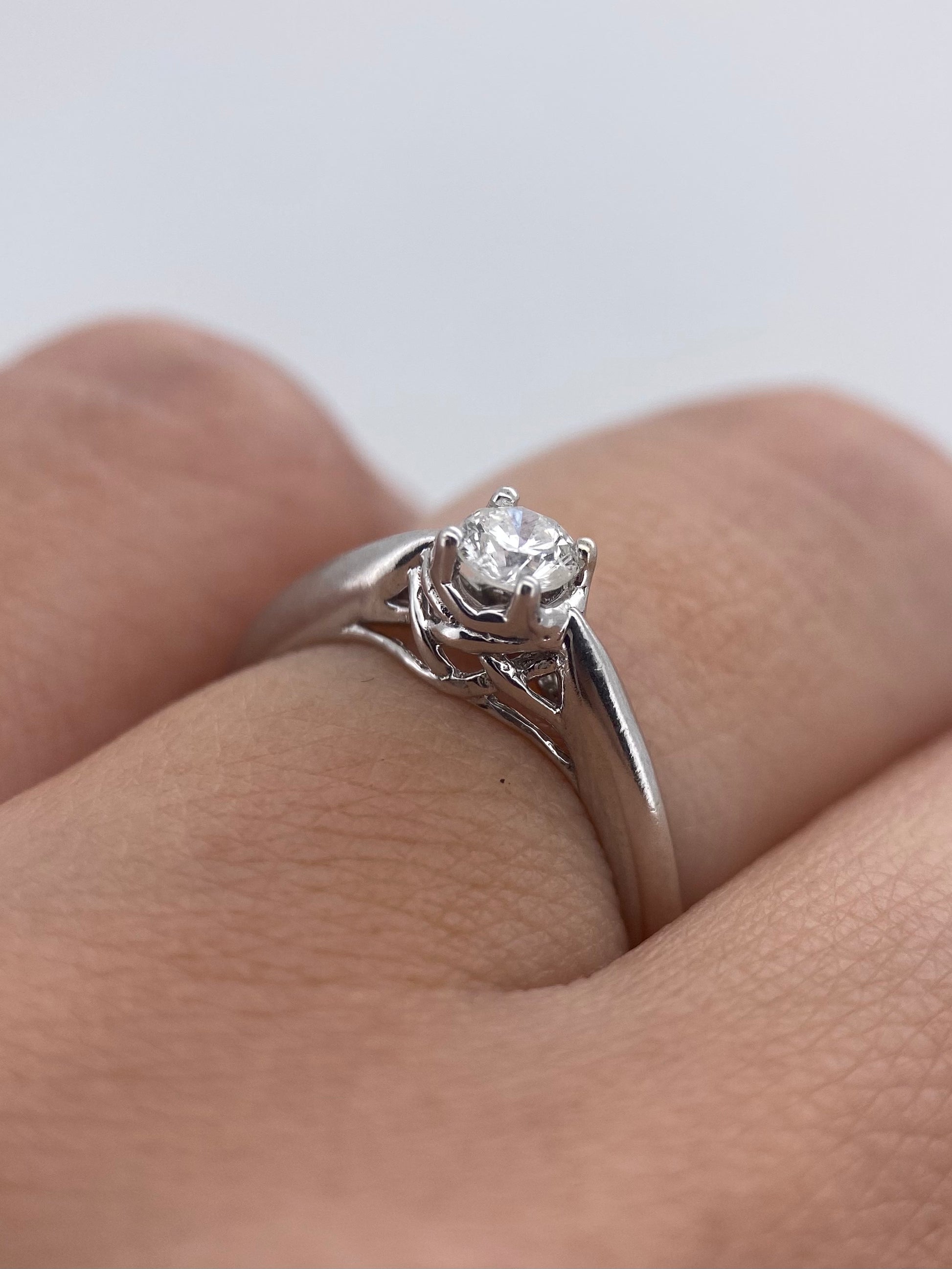 Oro Blanco 14k Redondo 0.23ct de Diamante Natural.                                                  Anillo Compromiso OF1079