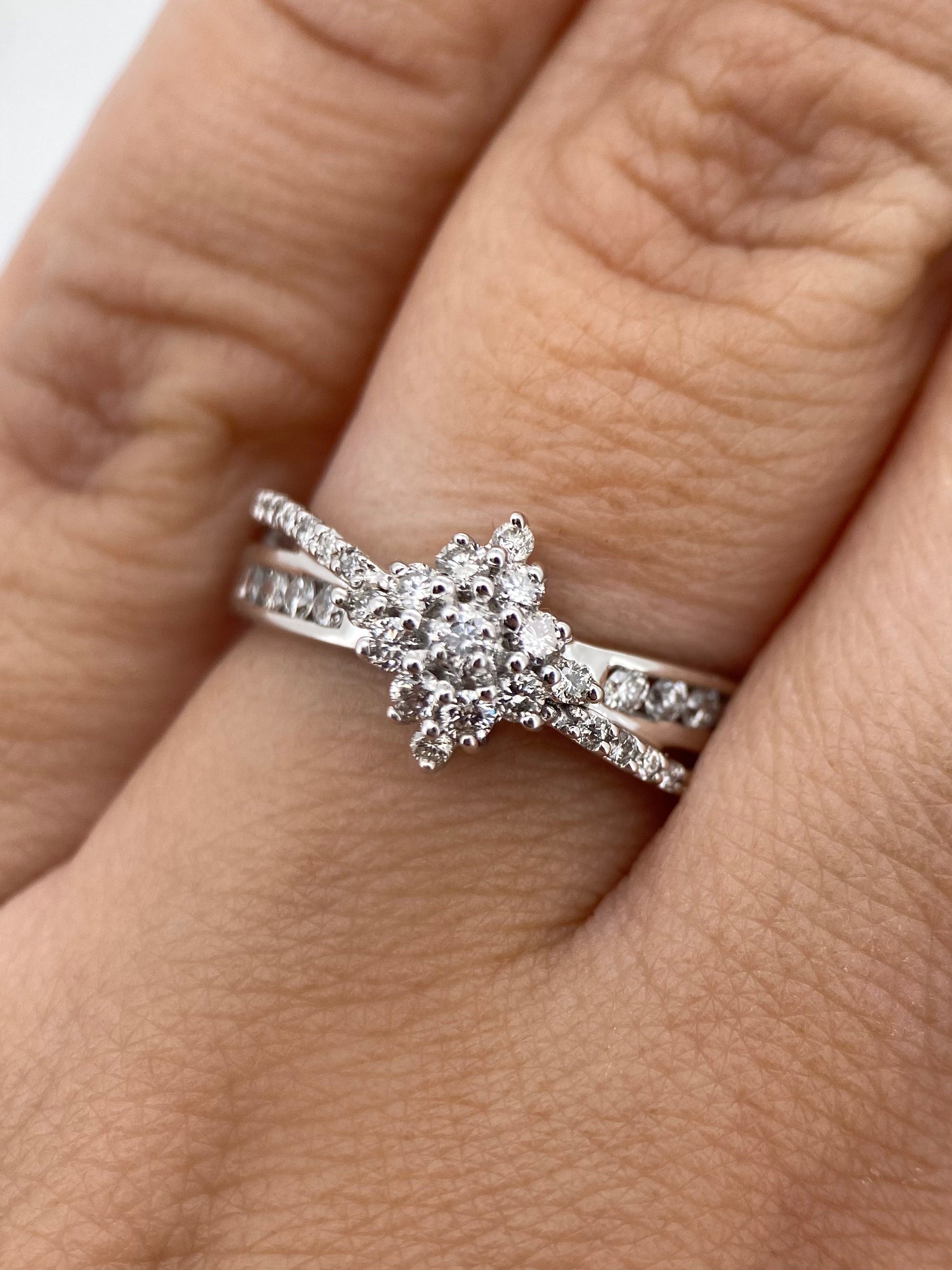 Oro Blanco 14k Redondo 0.32 con laterales de Diamantes Naturales                            Anillo Compromiso OF1726