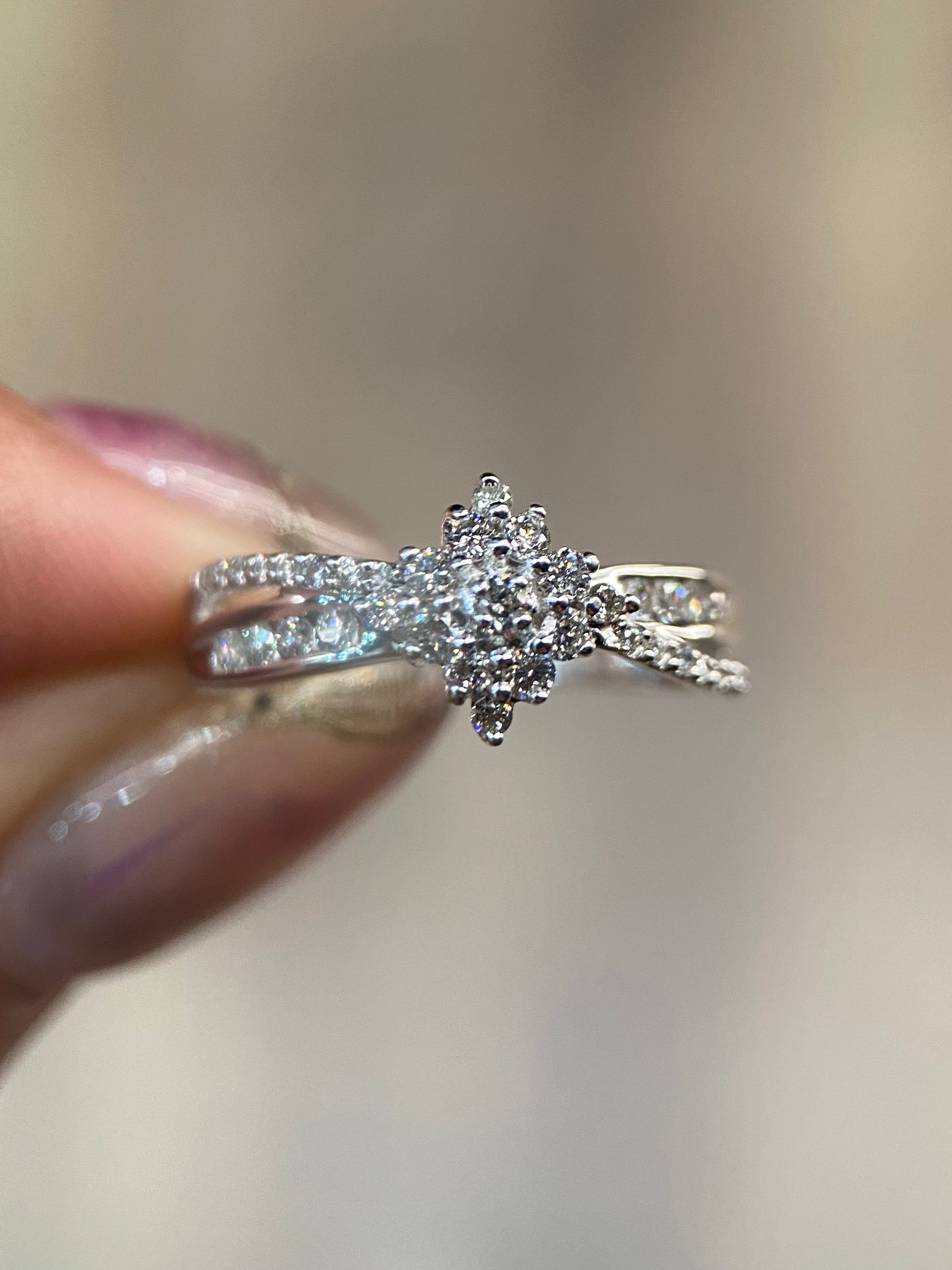 Oro Blanco 14k Redondo 0.32 con laterales de Diamantes Naturales                            Anillo Compromiso OF1726