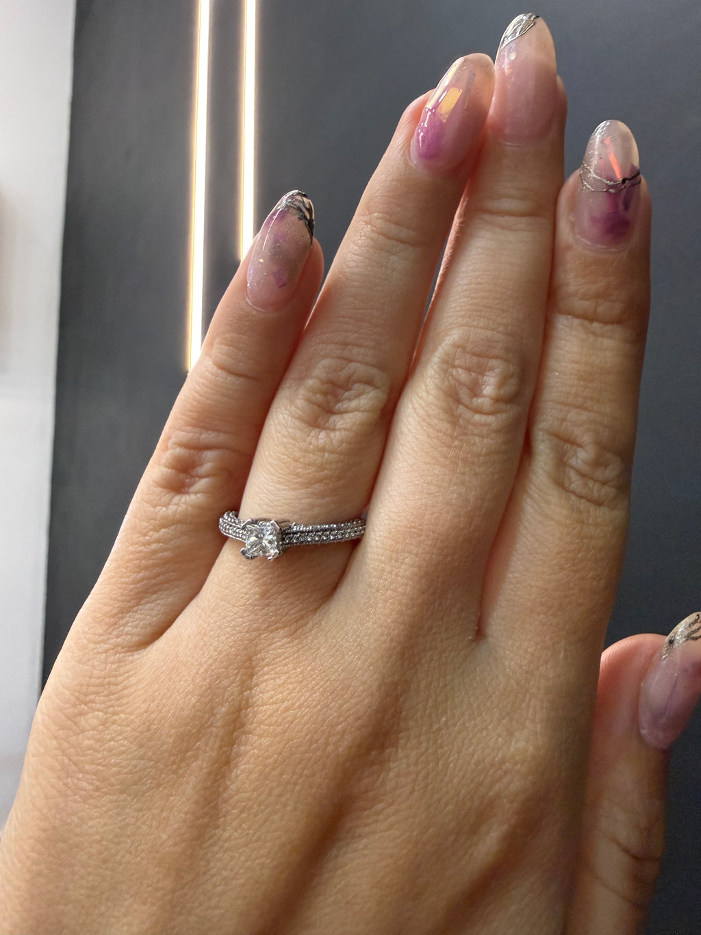 Oro Blanco 14k Princess 0.30ct + 0.35ct Laterales de Diamantes Naturales                            Anillo Compromiso OF2189