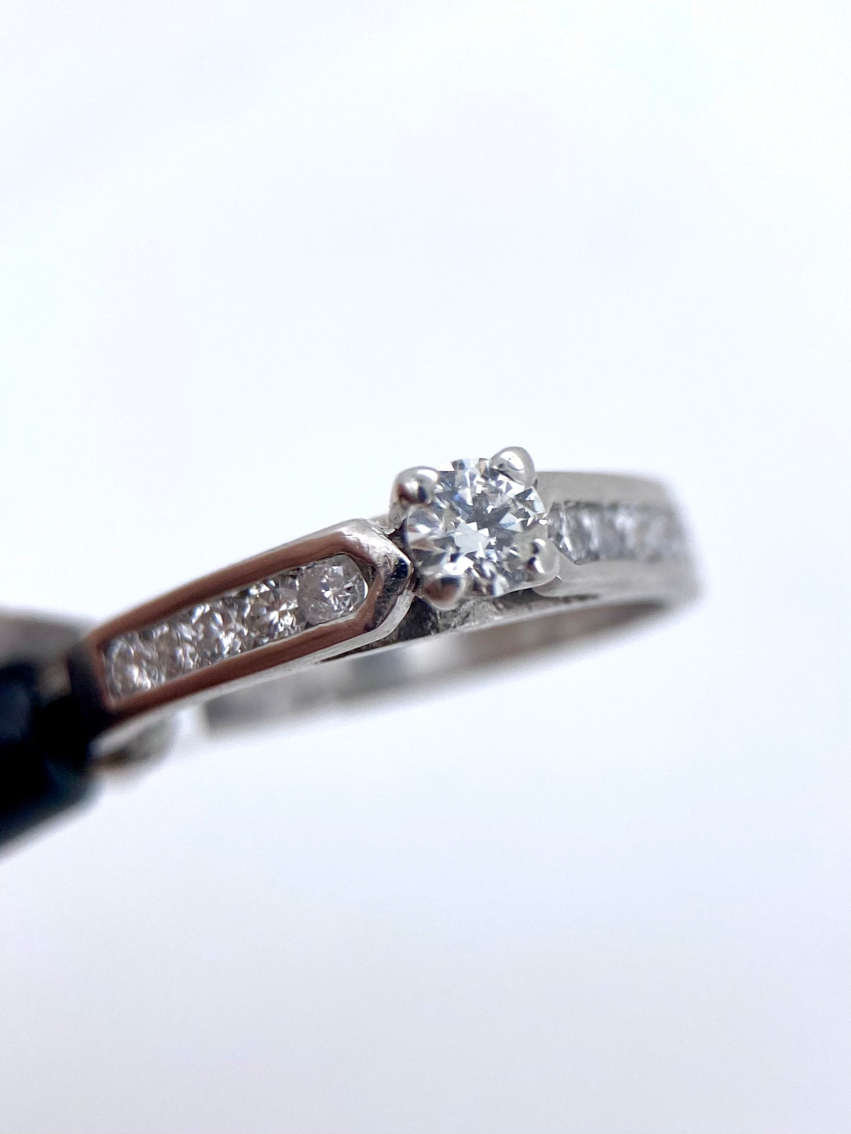 Oro Blanco 14k Redondo 0.20ct Central + 0.12 Laterales                               Anillo Compromiso OF1552